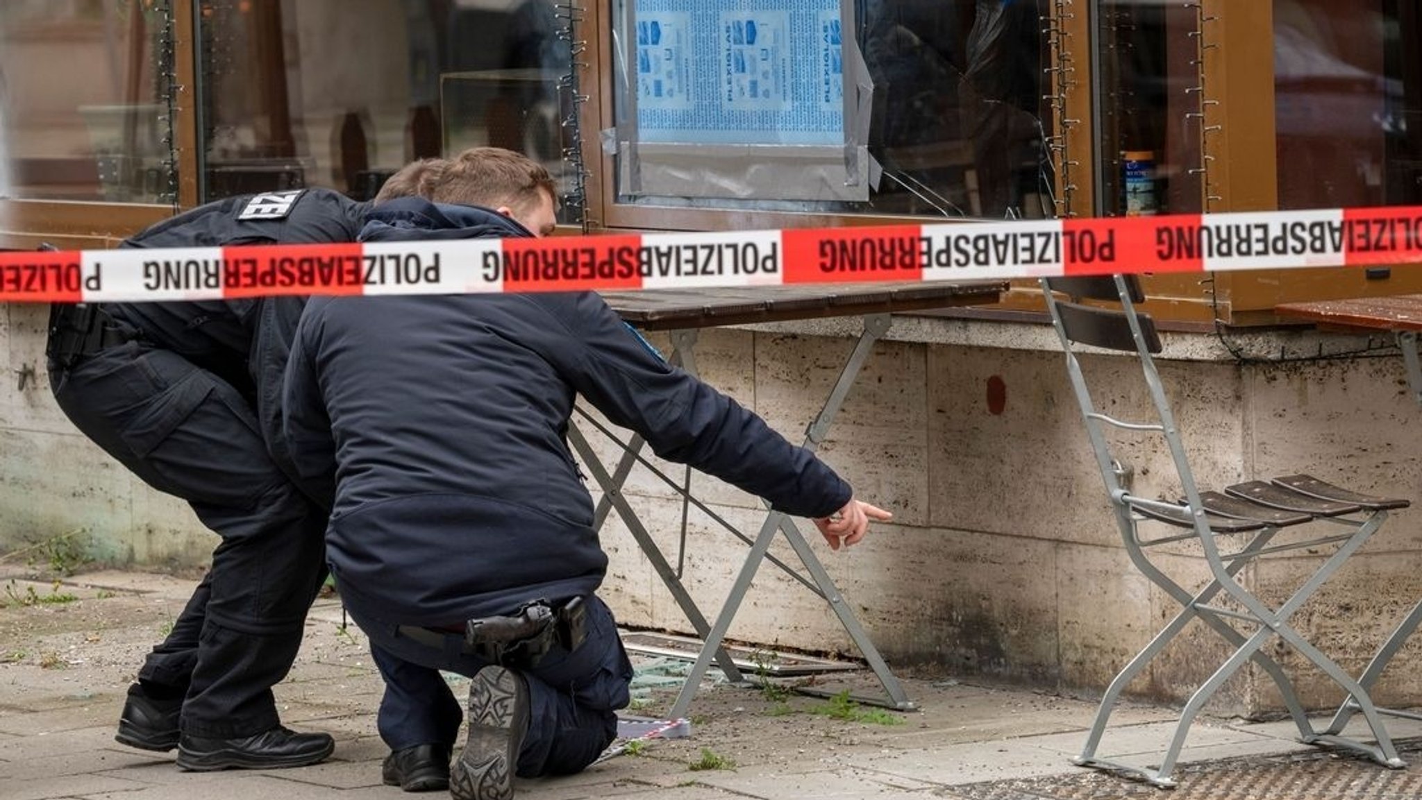 Polizeibeamte sichern Spuren vor einem israelischen Restaurant, in dem nach einem Angriff Scheiben zerstört wurden.
