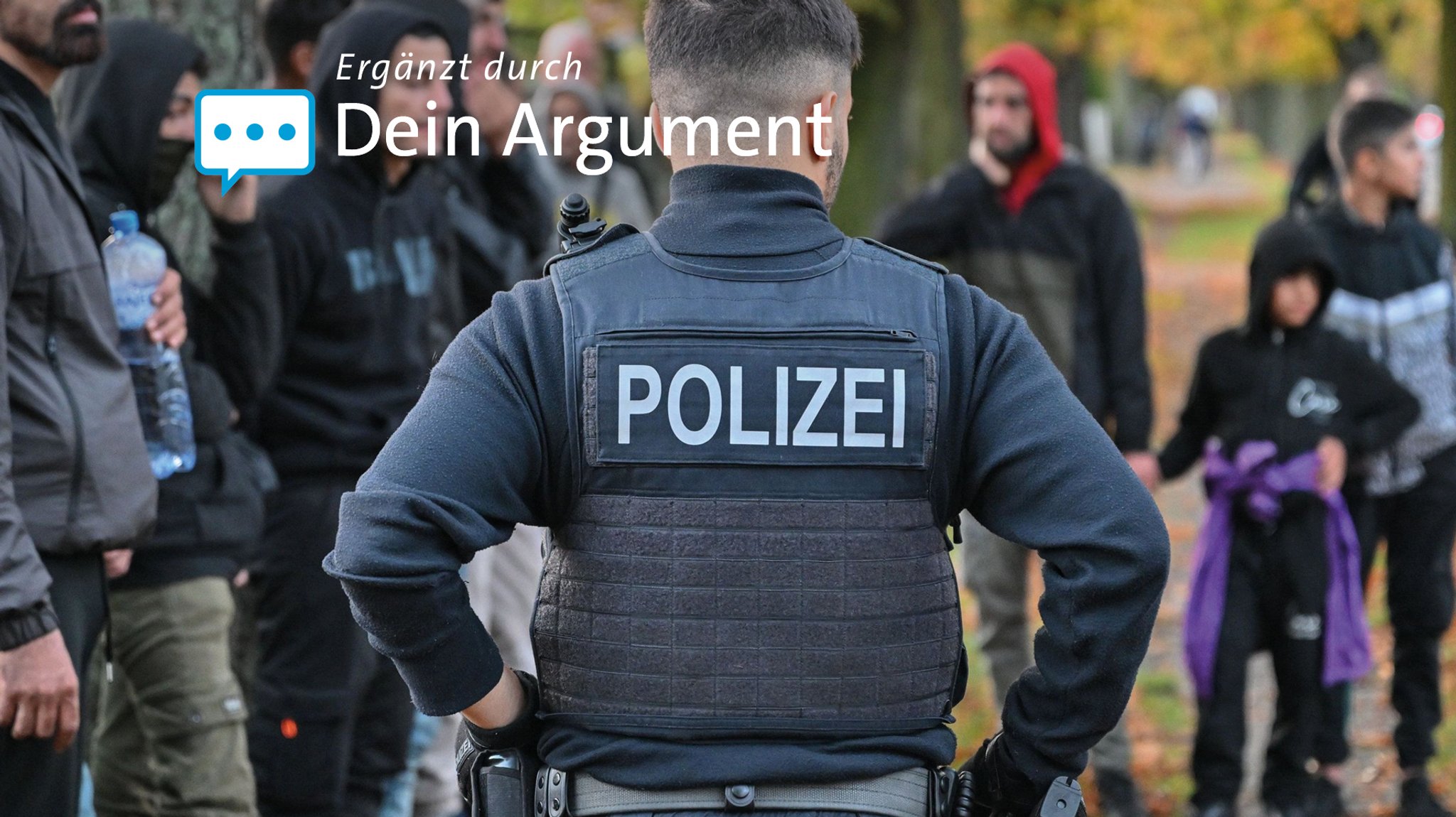 Unerlaubt eingereiste Geflüchtete stehen vor einem Beamten der Bundespolizei nahe der deutsch-polnischen Grenze in Forst (Lausitz).