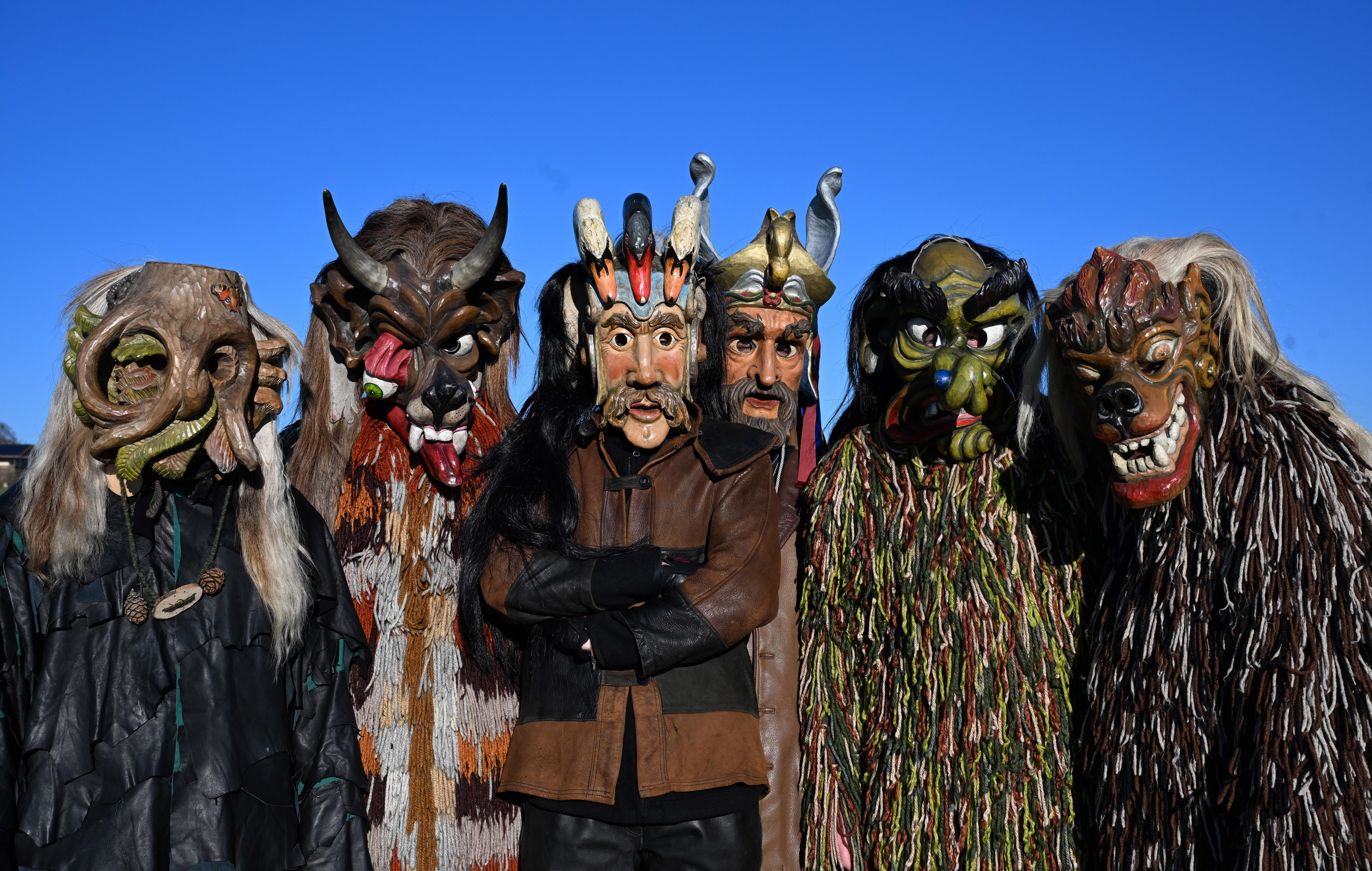 Maskierte Gestalten beim Kirchseeoner Perchtenlauf