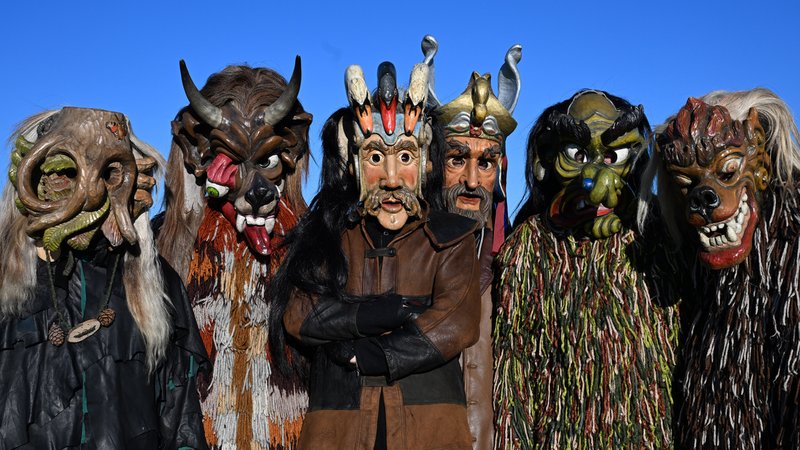 Maskierte Gestalten beim Kirchseeoner Perchtenlauf | Bild: pa/dpa/Felix Hörhager Maskierte Gestalten beim Kirchseeoner Perchtenlauf