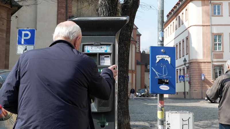 E-Autos: Dürfen bis zu 3 Stunden Kostenlos parken | Bild: BR E-Autos: Dürfen bis zu 3 Stunden Kostenlos parken