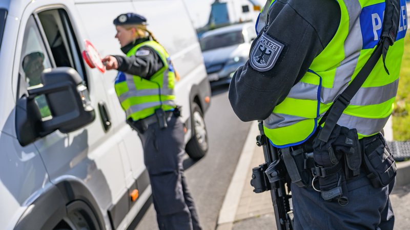 Beamte der Bundespolizei bei der Einreisekontrolle am deutsch-polnischen Grenzübergang Stadtbrücke. | Bild: picture alliance/dpa | Patrick Pleul Beamte der Bundespolizei bei der Einreisekontrolle am deutsch-polnischen Grenzübergang Stadtbrücke.