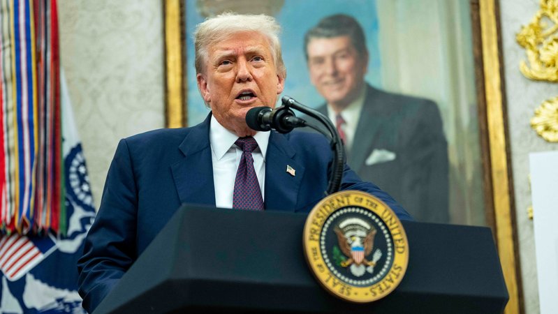 06.08.2025: US-Präsident Donald Trump im Oval Office des Weißen Hauses in Washington. | Bild: picture alliance/abaca/Pool/ABACA 06.08.2025: US-Präsident Donald Trump im Oval Office des Weißen Hauses in Washington.