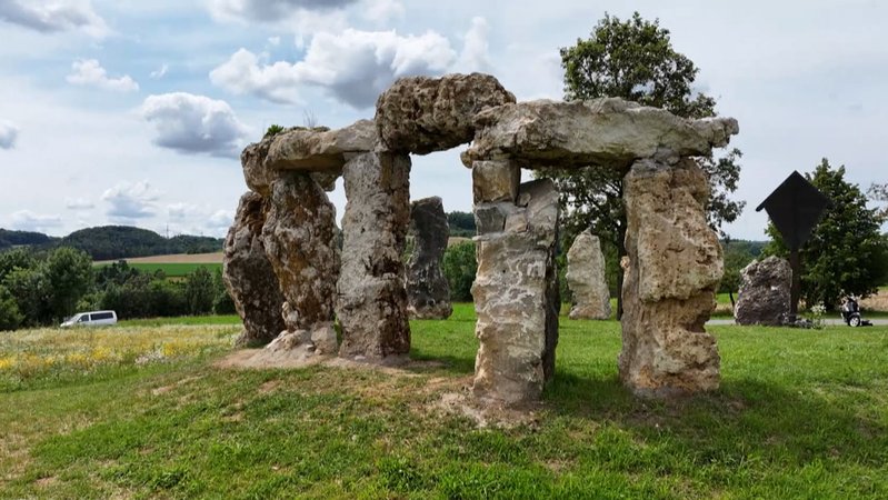 "Oberfränkisches Stonehenge" lockt Touristen | Bild: BR "Oberfränkisches Stonehenge" lockt Touristen