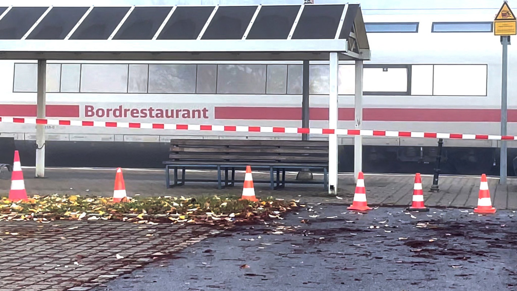 Der Bahnhof Seubersdorf nach dem Messerangriff in einem ICE von Passau nach Nürnberg (Archivbild von 2021)