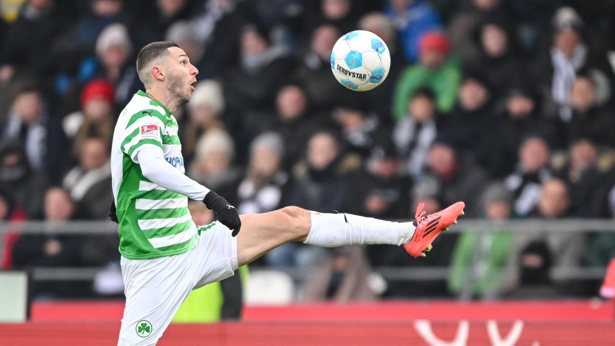 Greuther Fürth wurschtelt sich in Überzahl zum Sieg