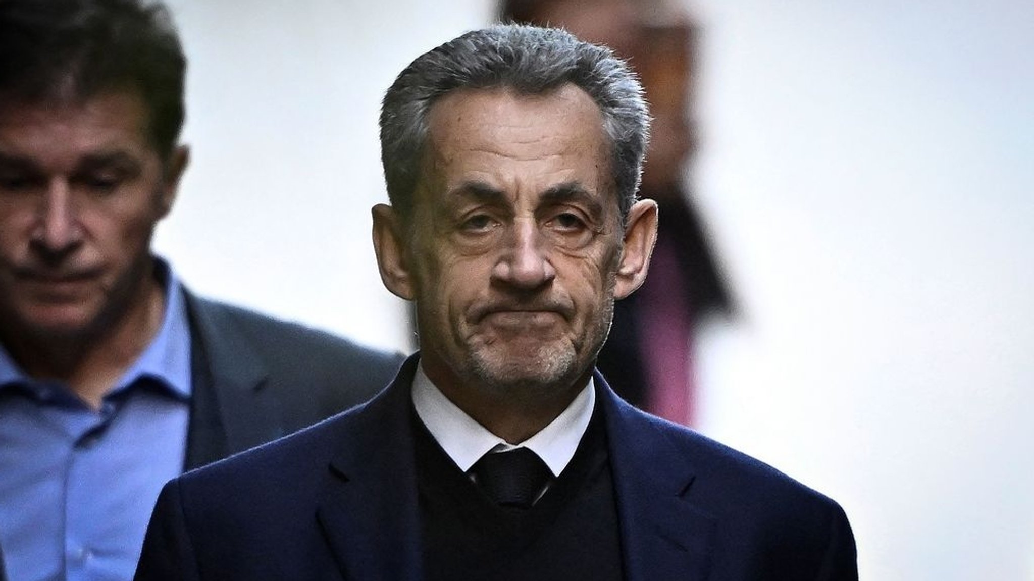 21.10.2025, Frankreich, Paris: Frankreichs ehemaliger Präsident Nicolas Sarkozy verlässt seinen Wohnsitz, um sich in Paris dem Gefängnis La Sante vorzustellen, wo er zu einer fünfjährigen Haftstrafe verurteilt wurde. Der ehemalige französische Präsident Nicolas Sarkozy muss wegen einer kriminellen Verschwörung zur Finanzierung seines Wahlkampfes 2007 mit Geldern aus Libyen ins Gefängnis. Foto: Julien De Rosa/AFP/dpa +++ dpa-Bildfunk +++
