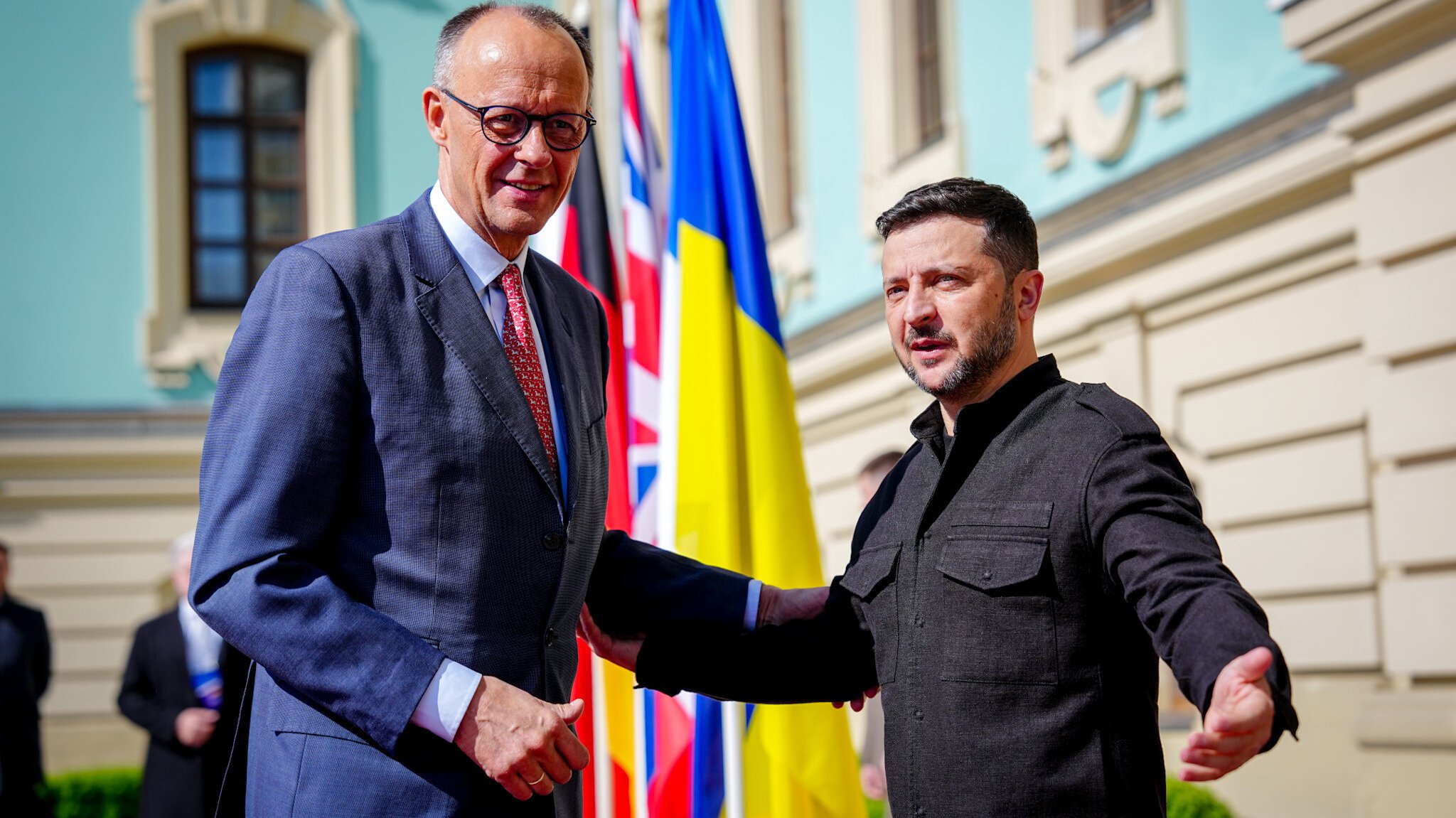 Bundeskanzler Merz (l, CDU) mit Präsident Selenskyj beim Antrittsbesuch der Ukraine am 10. Mai.