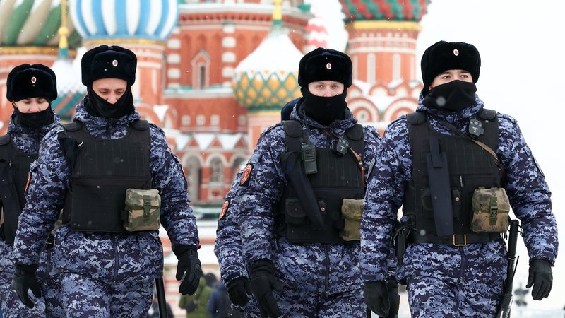Uniformierte mit schusssicheren Westen vor der Basilius-Kathedrale | Bild: Valery Sharifulin/Picture Alliance Uniformierte mit schusssicheren Westen vor der Basilius-Kathedrale