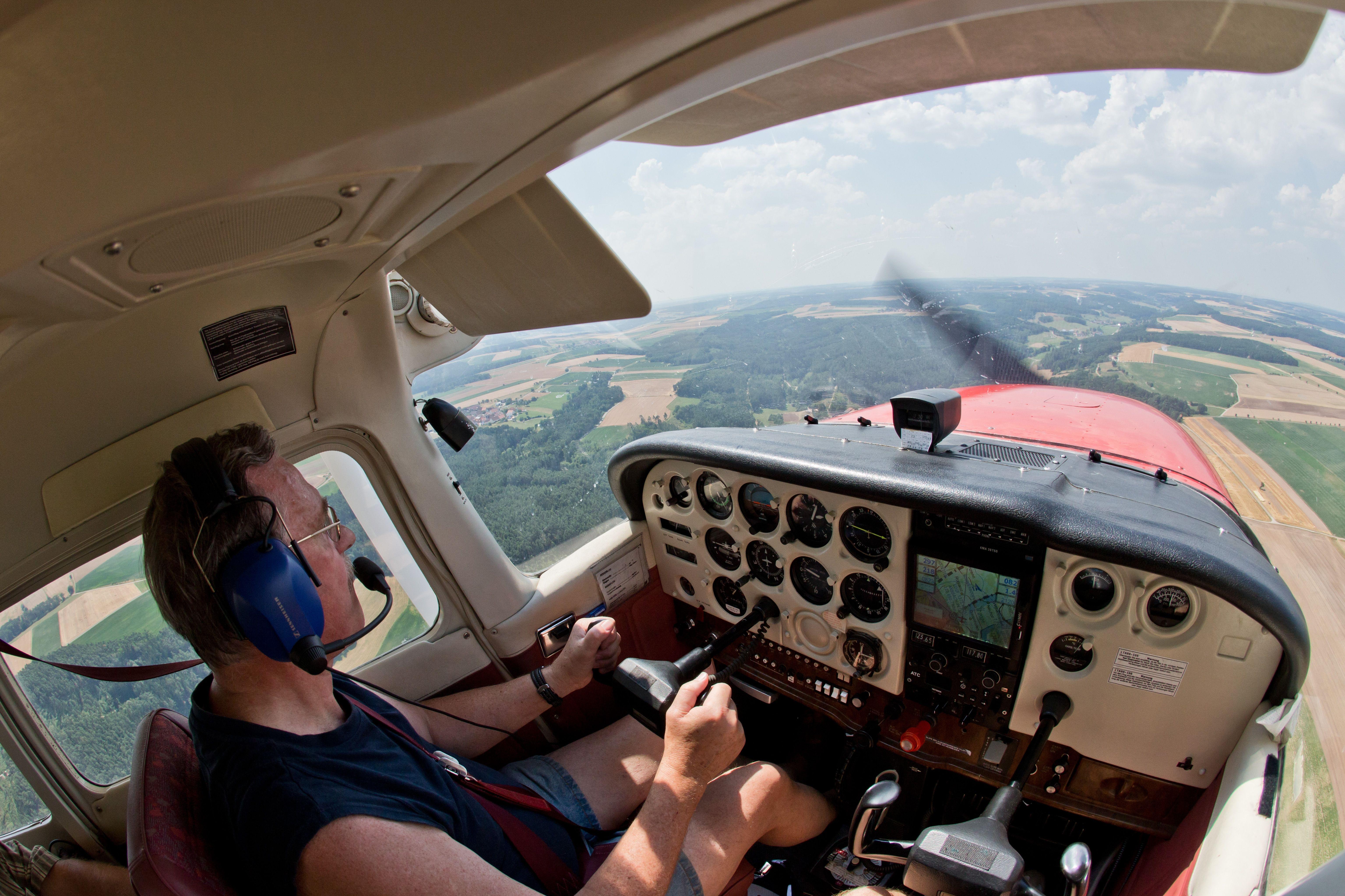 Ein Brandbeobachter in einem Flugzeug. 