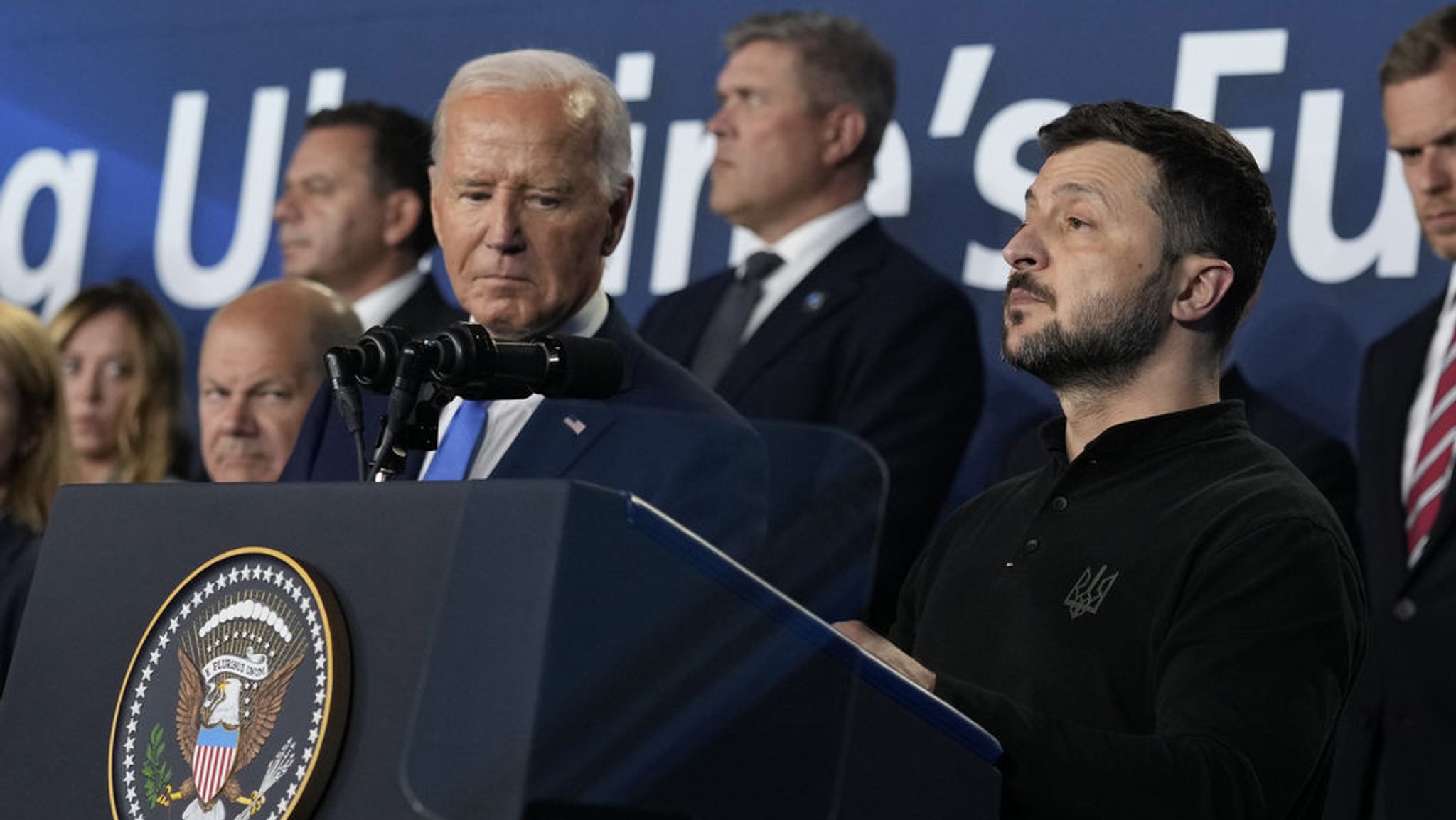 ARCHIV - 11.07.2024, USA, Washington: US-Präsident Joe Biden und der Präsident der Ukraine Wolodymyr Selenskyj stehen auf der Bühne, nachdem sie während einer Veranstaltung zum Ukraine Compact am Rande des Nato-Gipfels in Washington gesprochen haben. US-Präsident Joe Biden gibt vor einem Treffen mit dem ukrainischen Präsidenten Wolodymyr Selenskyj milliardenschwere Hilfe für Kiew frei und lädt zu einem Ukraine-Treffen auf Führungsebene im Oktober in Deutschland ein.  (zu dpa: «US-Präsident Biden lädt zu Ukraine-Treffen in Deutschland») Foto: Susan Walsh/AP/dpa +++ dpa-Bildfunk +++