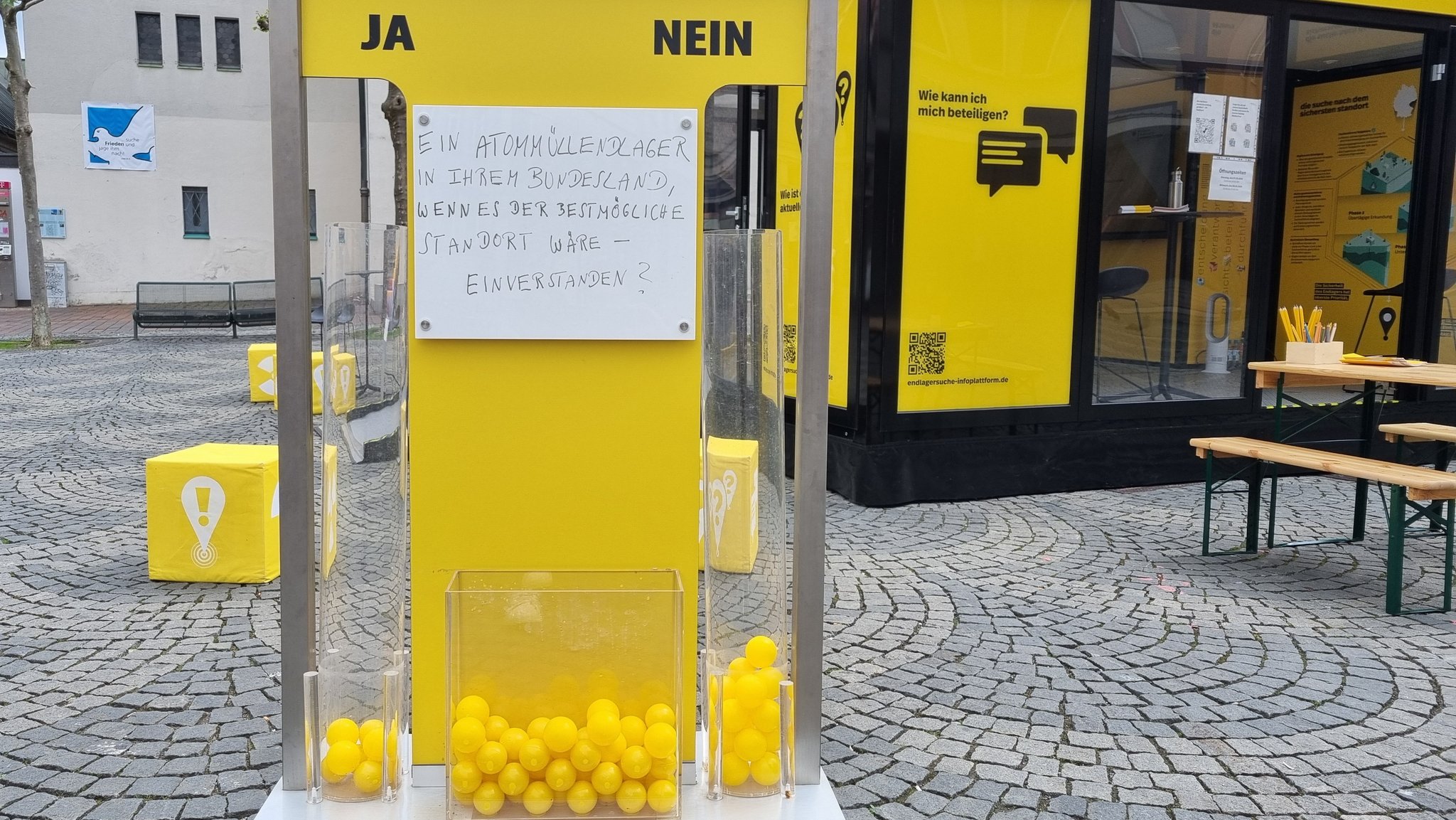 Eine Abstimm-Vorrichtung an einem Infostand. 