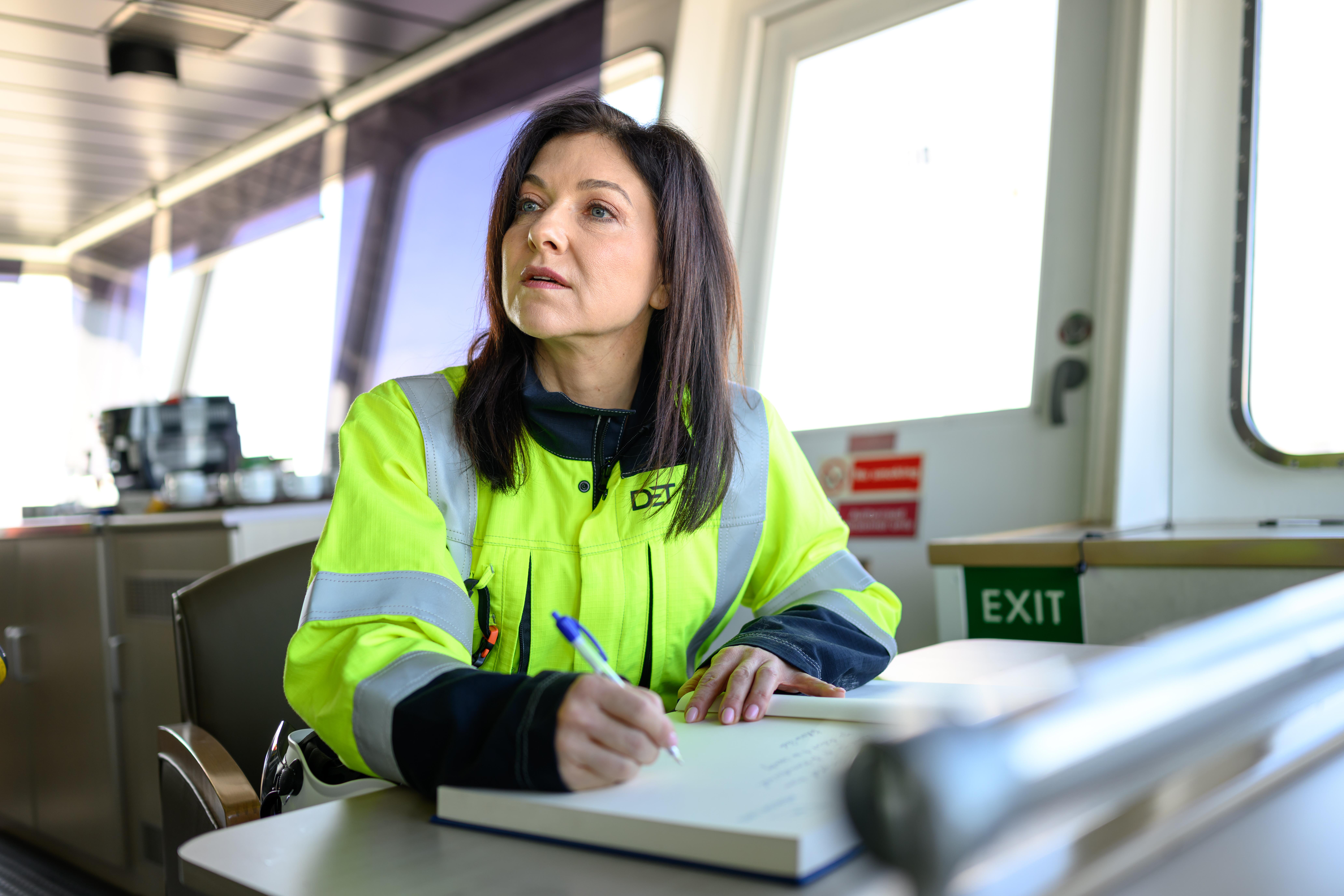 Bundeswirtschaftsministerin Katherina Reiche (CDU) trägt sich in das Gästebuch eines Flüssiggas-Tankers ein.