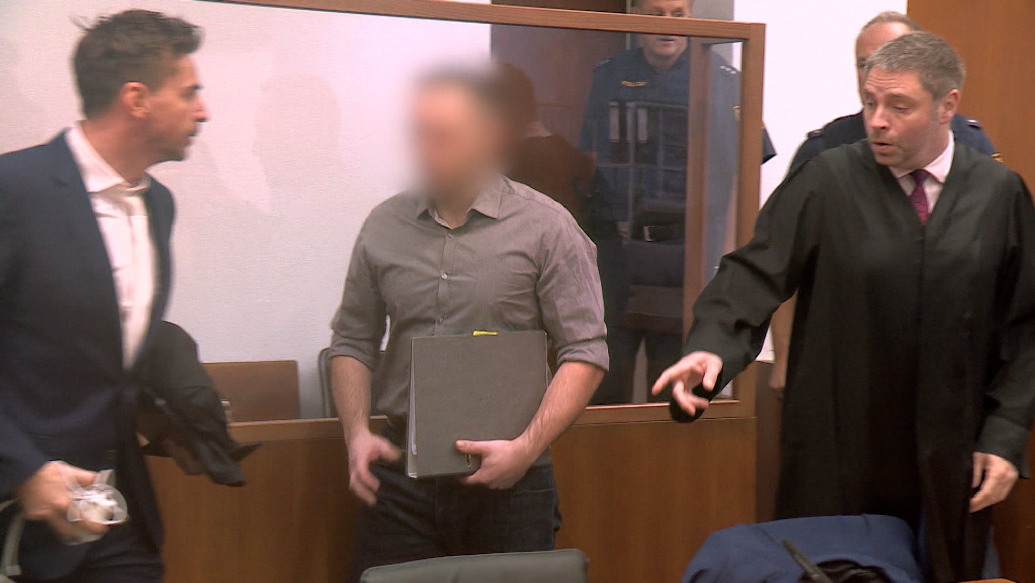 Der Angeklagte betritt den Saal im Landgericht Hof, in dem seine Verhandlung stattfindet. | Bild: BR Der Angeklagte betritt den Saal im Landgericht Hof, in dem seine Verhandlung stattfindet.