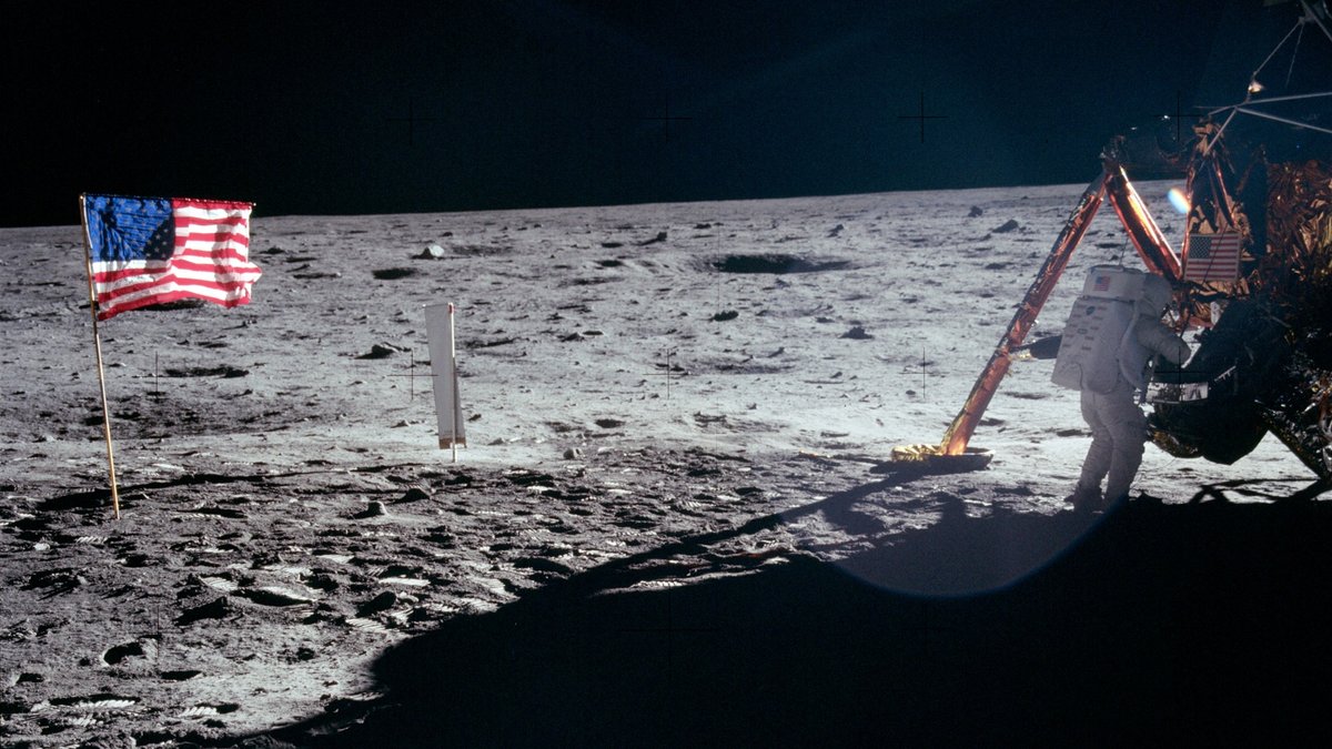 Eines der wenigen Fotos, die Neil Armstrong bei der ersten Mondlandung zeigen: Armstrong arbeitend am Eagle.