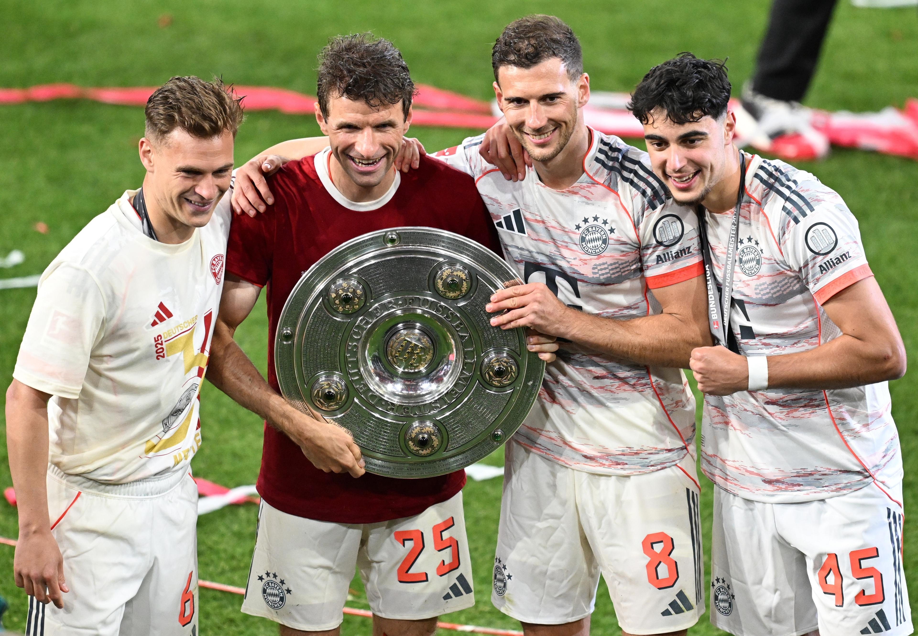 FC-Bayern-Profis mit der Meisterschale