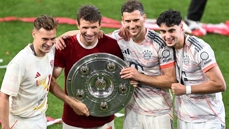 FC-Bayern-Profis mit der Meisterschale | Bild: picture-alliance/dpa FC-Bayern-Profis mit der Meisterschale