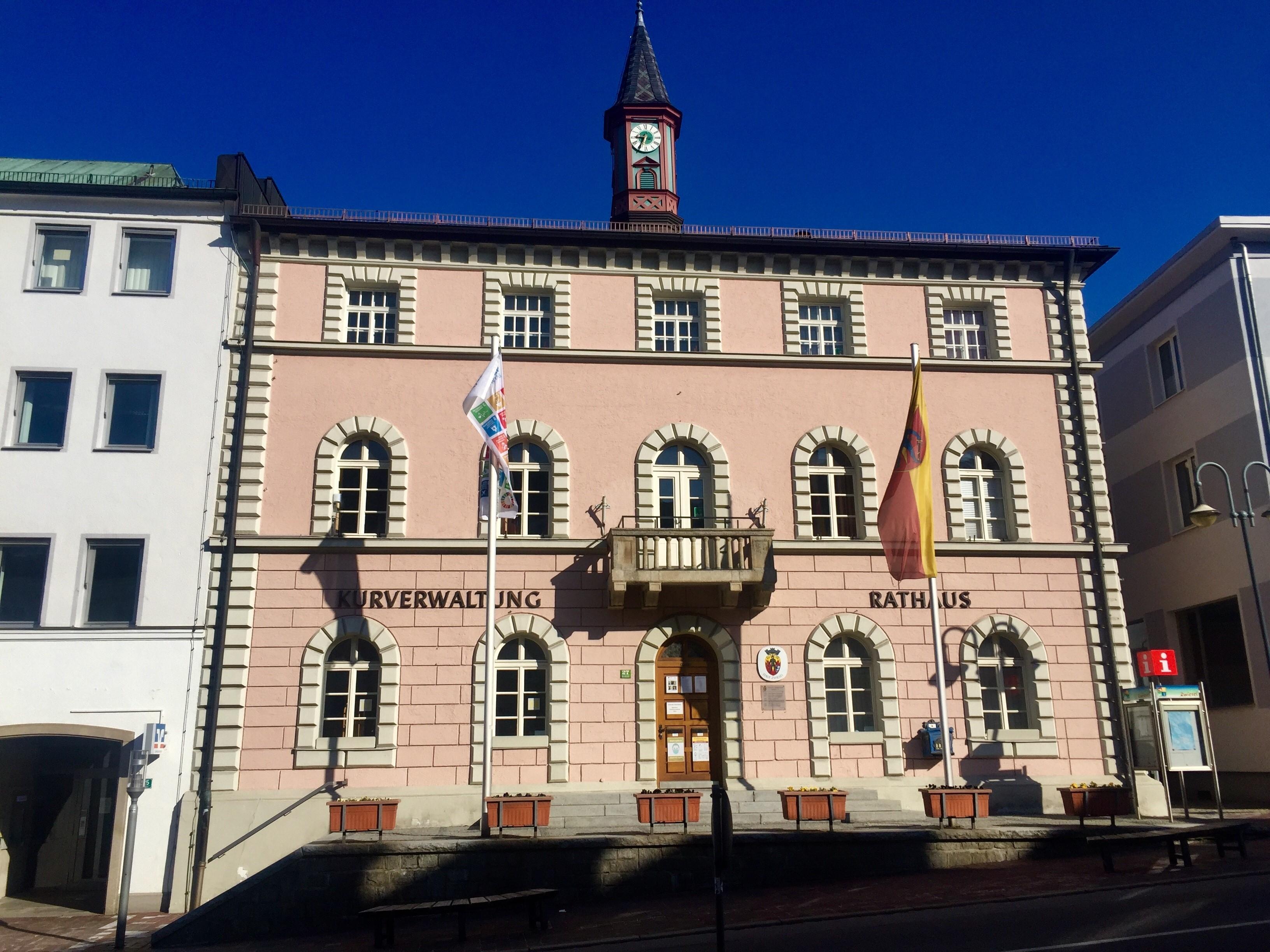 Rathaus in Zwiesel. Der Stadtrat will Bürgermeister Steininger im Ruhestand wissen. | Bild:BR/Roßberger