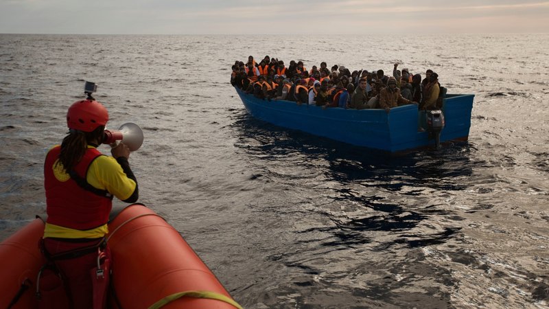 Archivbild: Ein Boot mit Migranten auf dem Mittelmeer