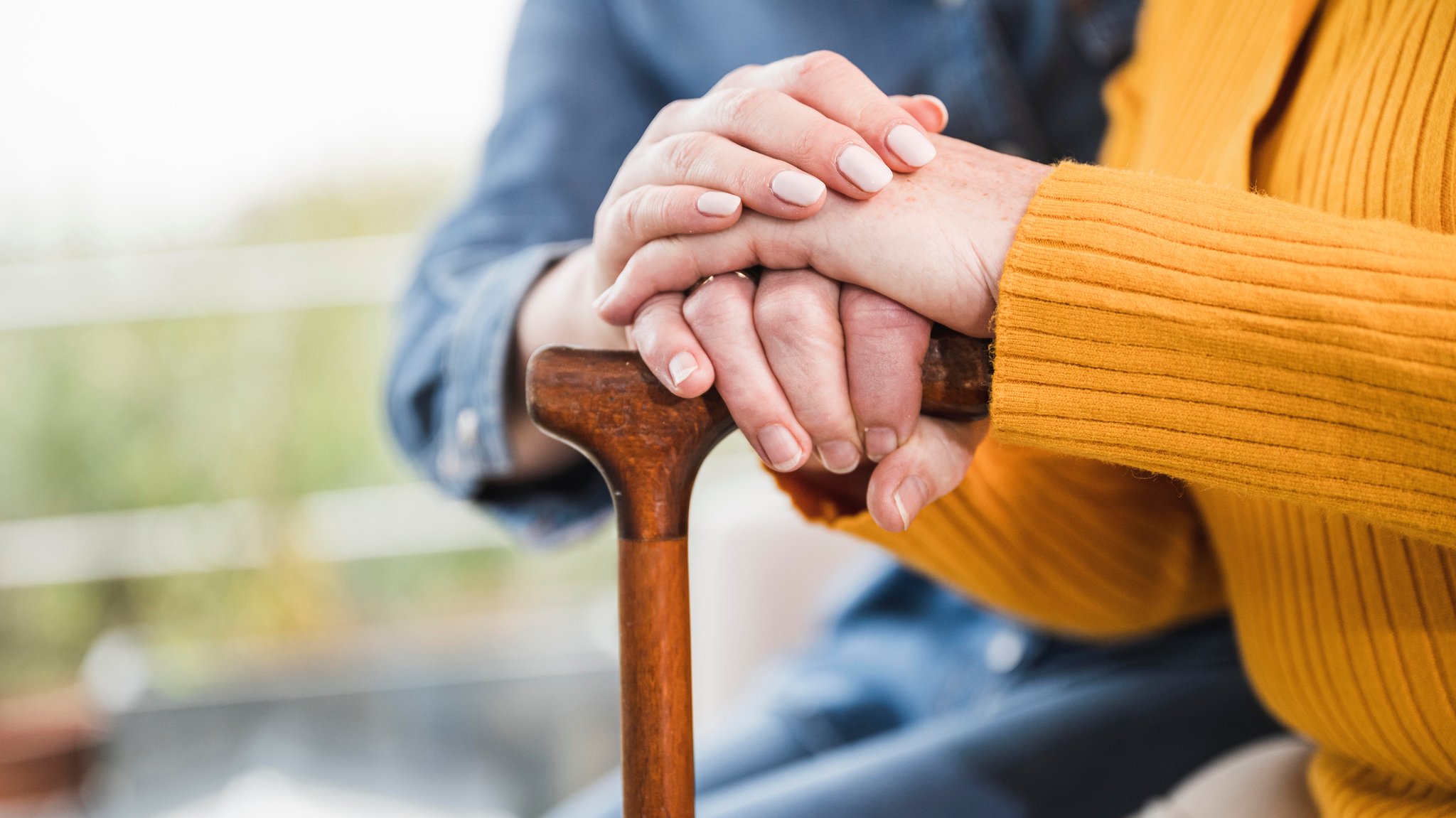 Die Hand einer pflegebedürftigen Person wird gehalten (Symbolbild). | Bild: picture alliance / Westend61 | Uwe Umstätter Die Hand einer pflegebedürftigen Person wird gehalten (Symbolbild).