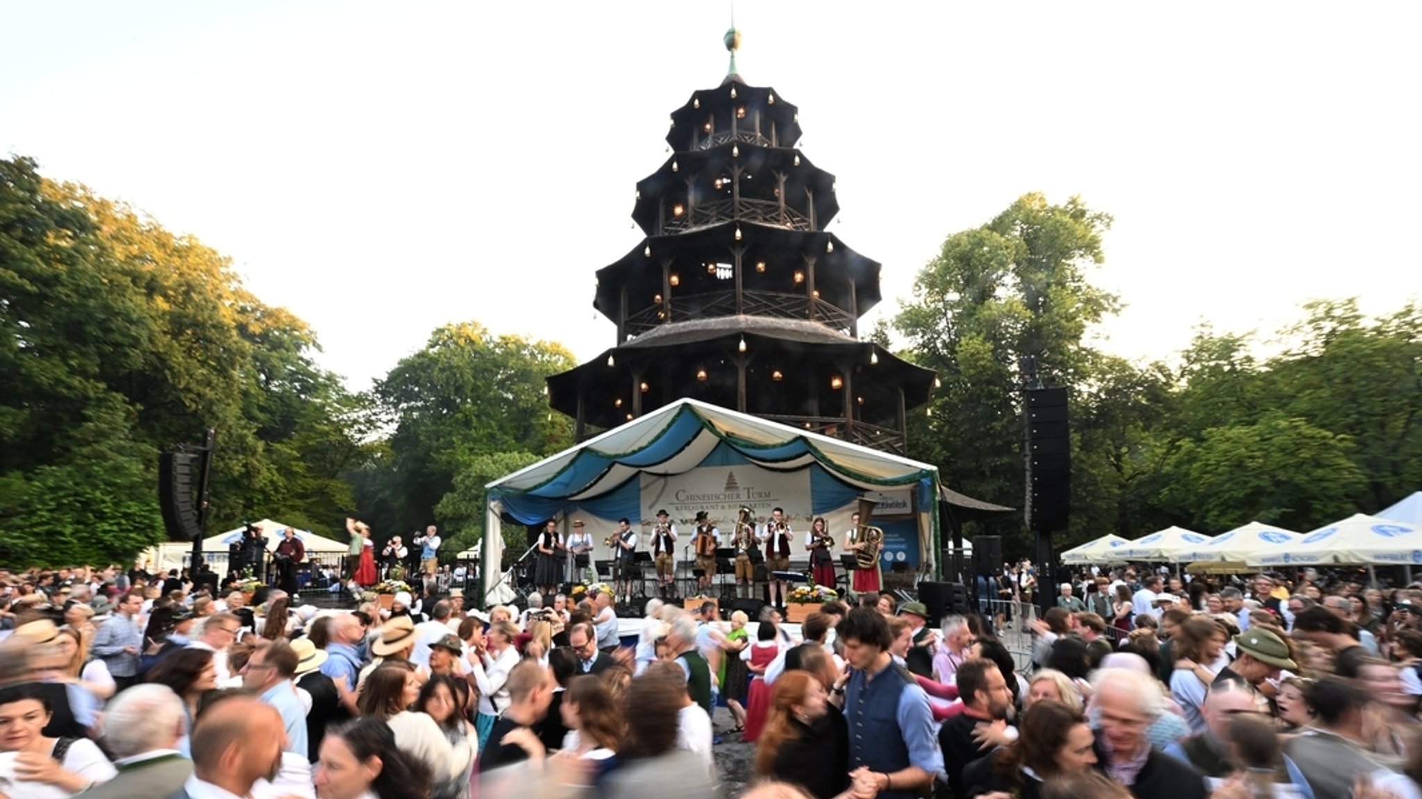 12.000 Frühaufsteher beim Kocherlball in München