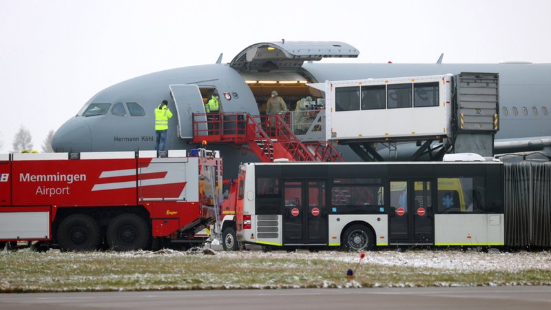 Covid-Intensivpatienten werden auf dem Allgäu-Airport in einen Airbus der Luftwaffe transportiert. 