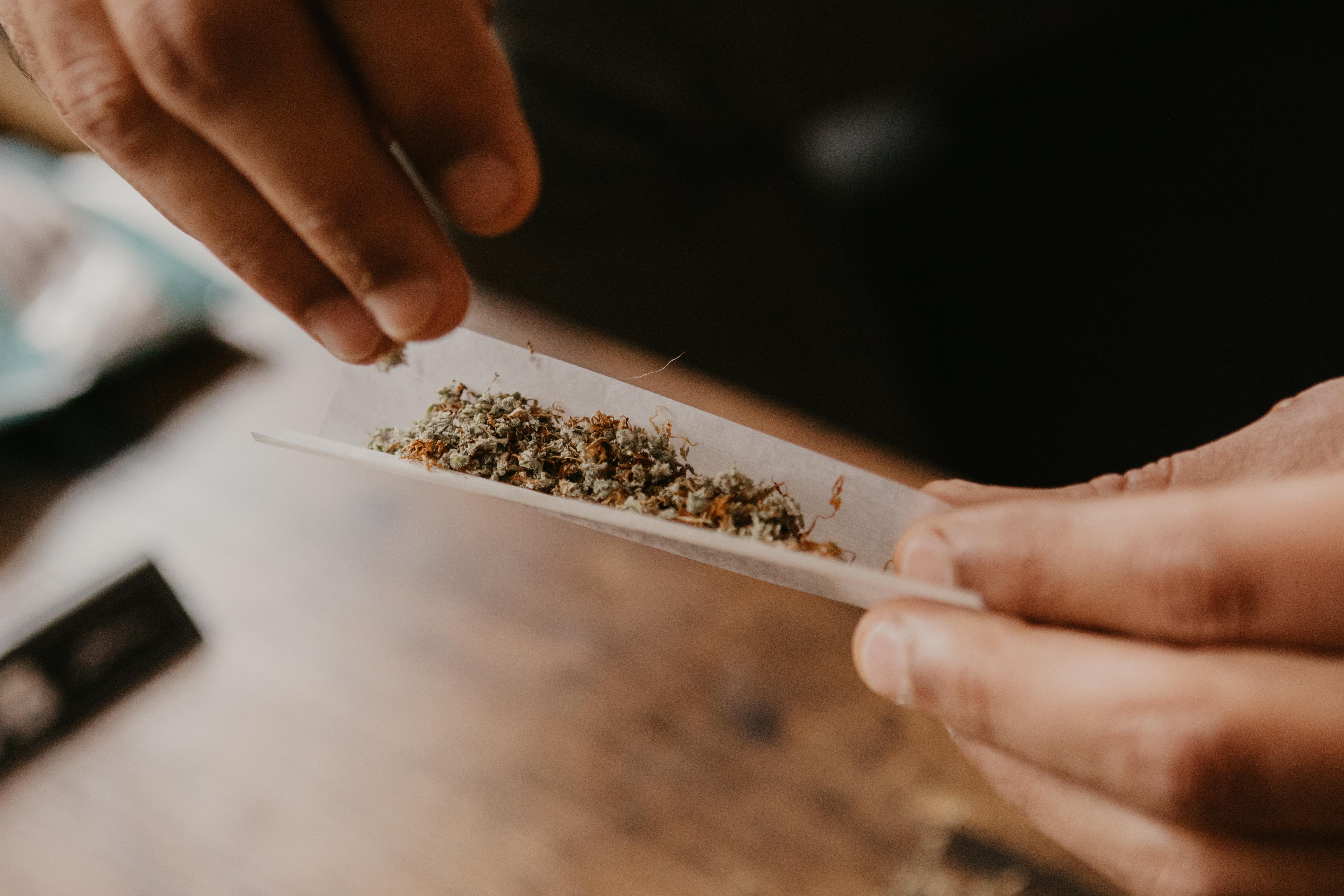 Ein Mann dreht einen Joint.