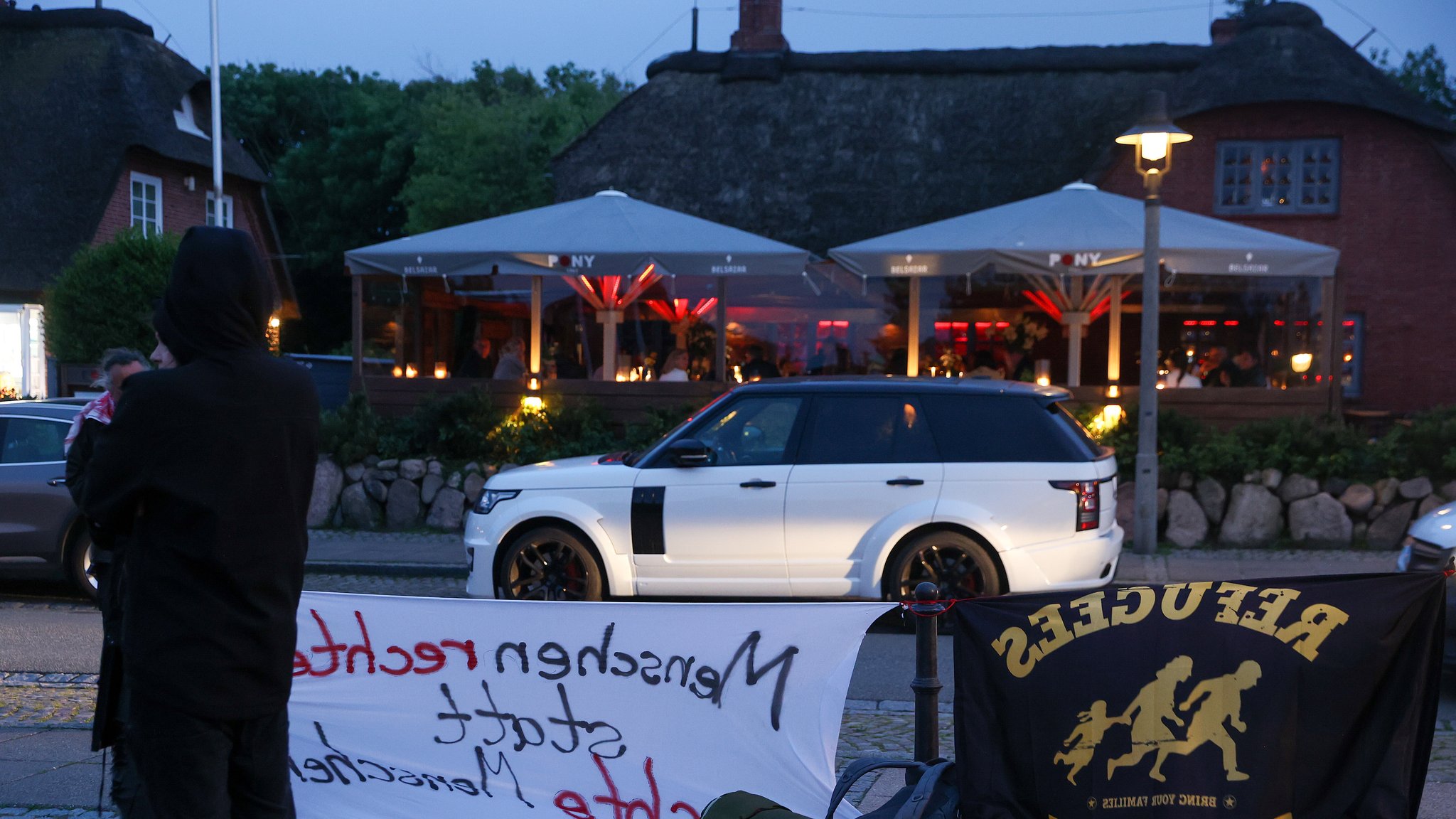 Eine kleine Gruppe von Punks hat gegenüber vom Pony Club in Kampen eine Mahnwache nach dem Rassismus-Eklat auf Sylt eingerichtet
