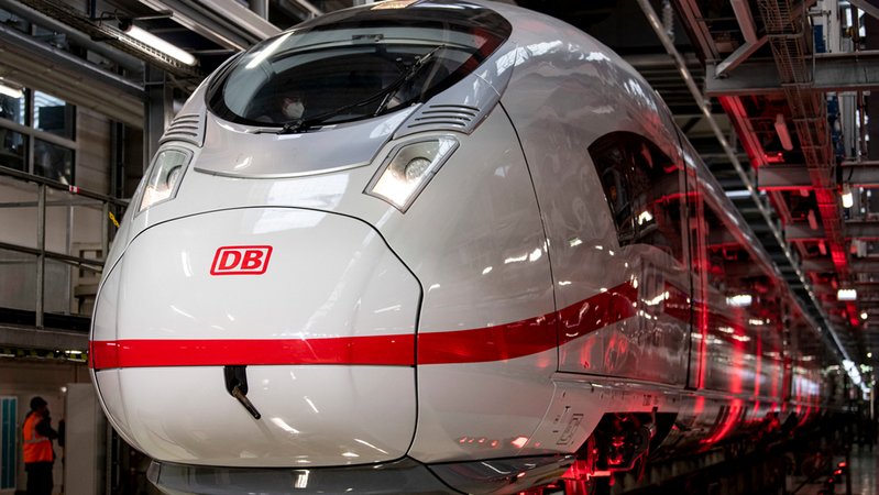 Der neue ICE 3neo der Deutschen Bahn steht zur Präsentation im ICE-Betriebswerk Rummelsburg/Berlin.