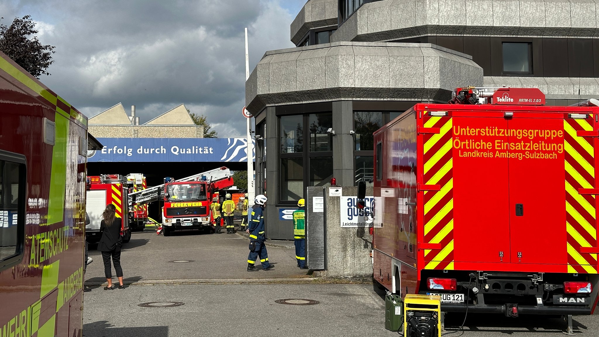 Feuerwehrfahrzeuge vor einer Metallgussfirma im Amberger Ortsteil Ammersricht.