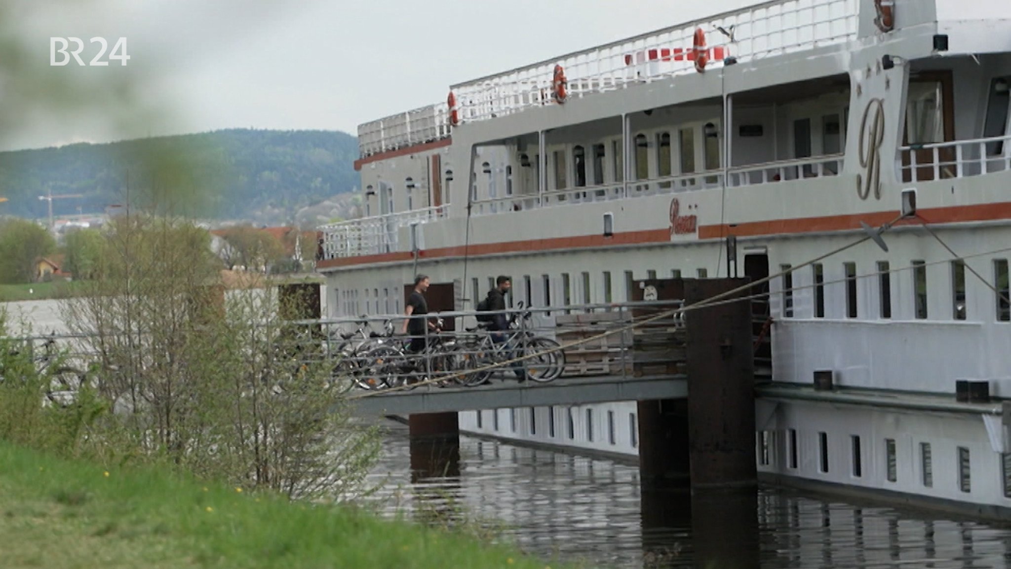 Landkreis Regensburg gibt Unterbringung von Migranten auf Hotelschiff auf