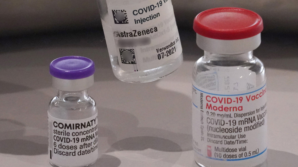 Drei Ampullen unterschiedlicher Covid-19 -Impfstoffe im Impfzentrum Hamburg