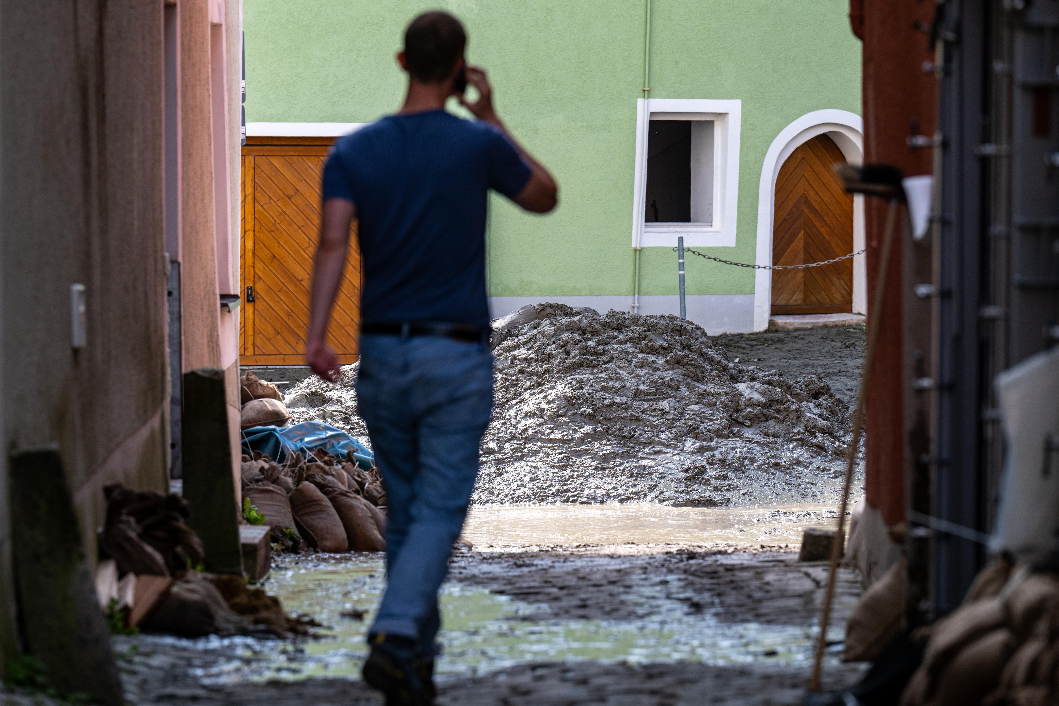 Schlammberge nach dem Hochwasser in Passau | Bild:picture alliance/dpa | Armin Weigel