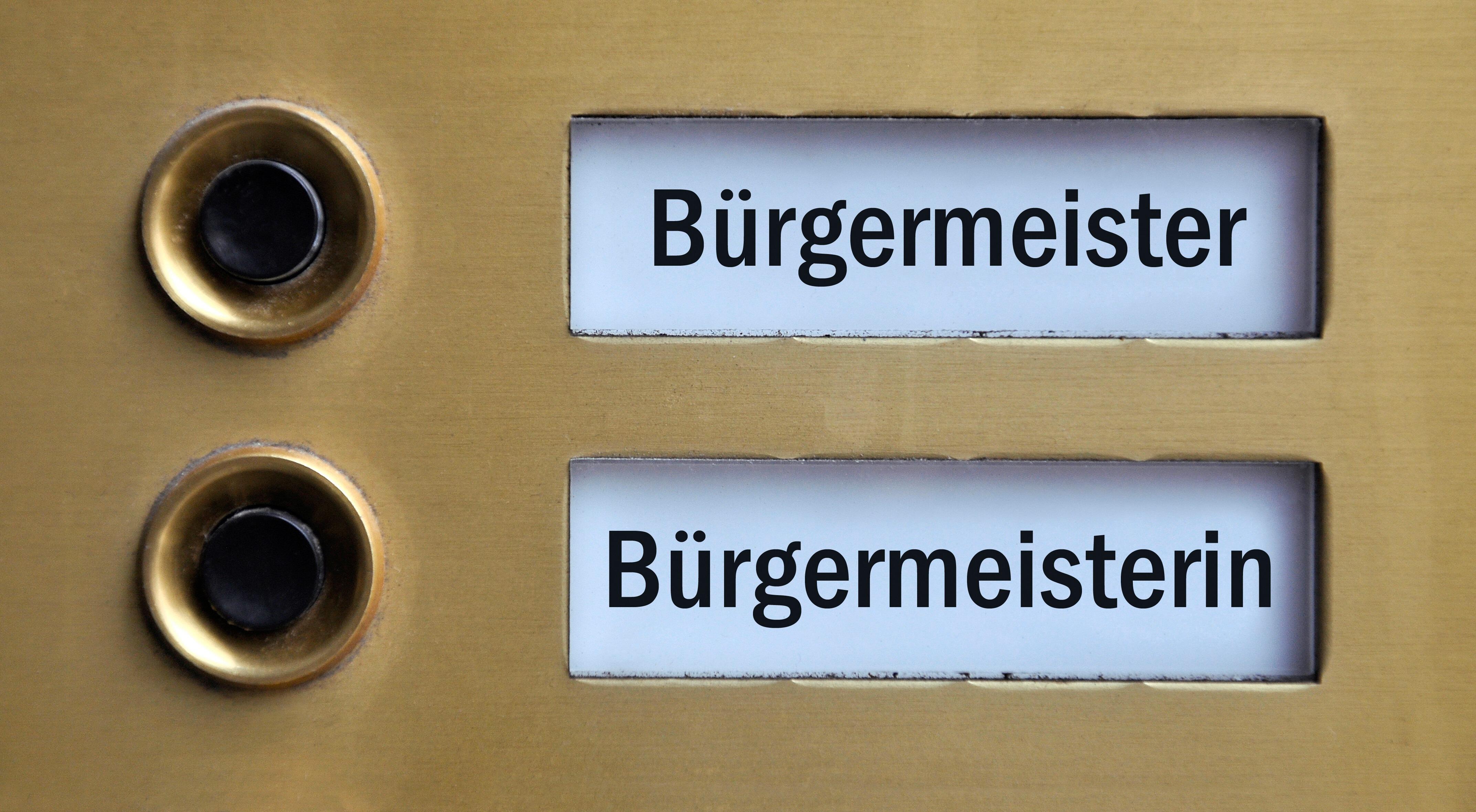 Klingelschild am Rathaus mit Bürgermeister und Bürgermeisterin (Symbolbild)