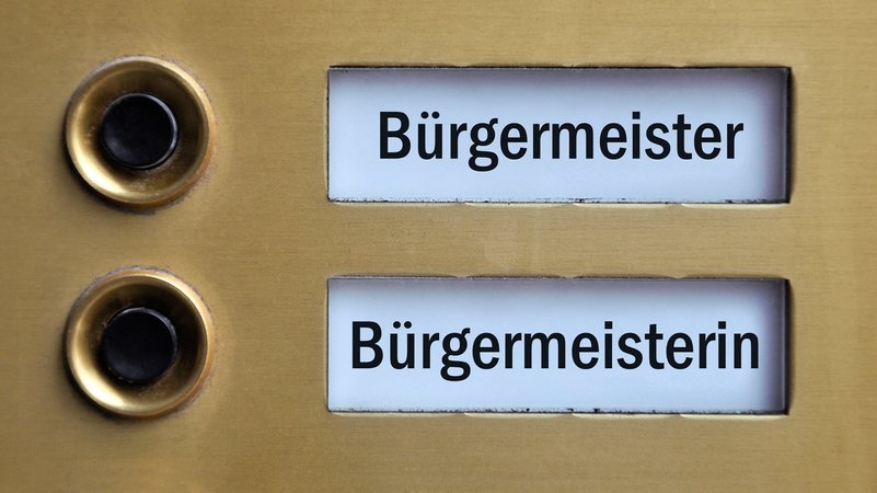 Klingelschild am Rathaus mit Bürgermeister und Bürgermeisterin (Symbolbild) | Bild: picture alliance / ZB /Sascha Steinach Klingelschild am Rathaus mit Bürgermeister und Bürgermeisterin (Symbolbild)