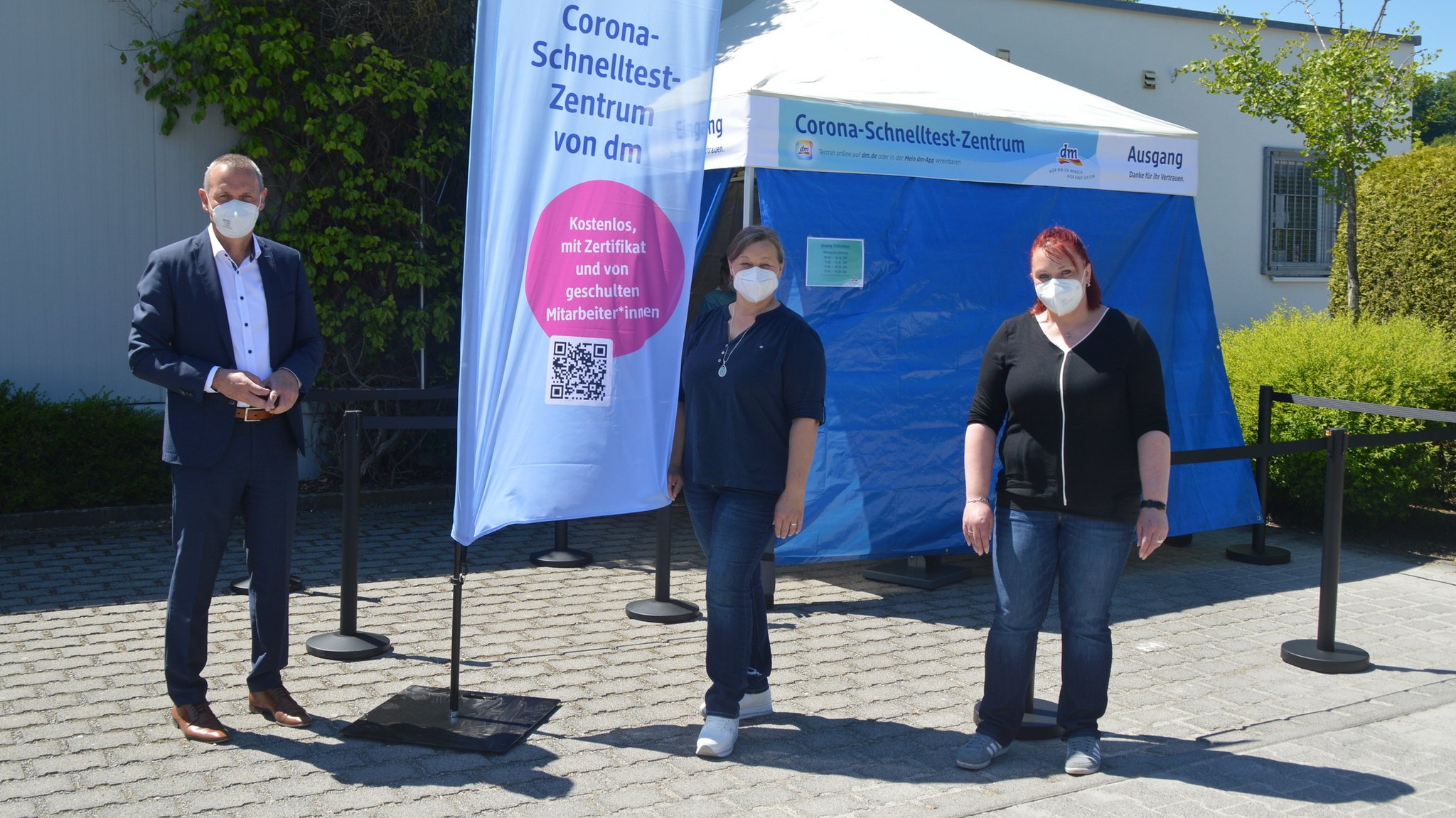 Marktheidenfelds Erster Bürgermeister Thomas Stamm,  dm-Gebietsverantwortliche Sonja Wehr und Filialleiterin Nicole Schönmeier eröffneten das Corona-Schnelltestzentrum am dm-Markt in der Georg-Mayr-Straße 27..