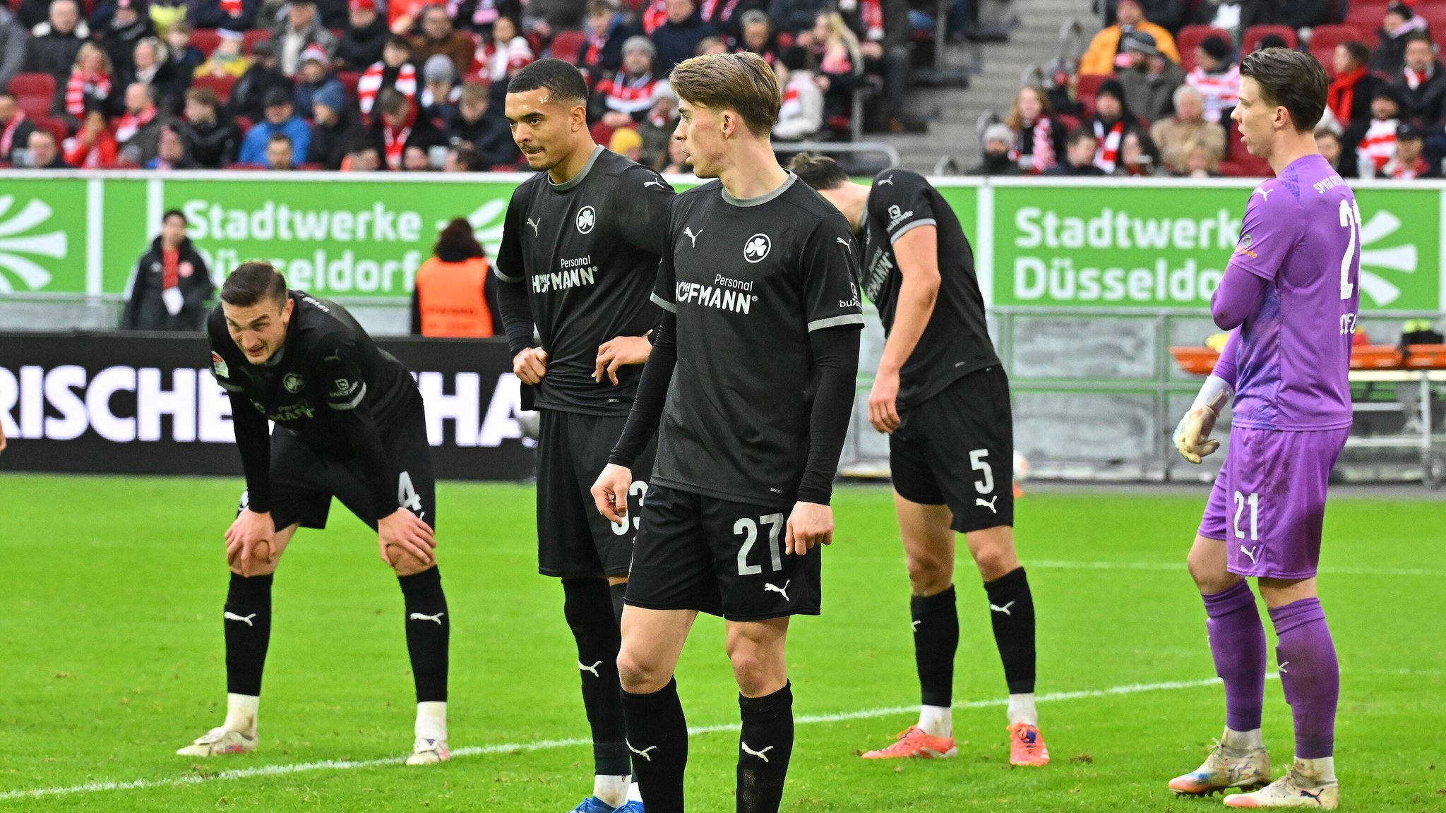 Enttäuschte Spieler der SpVgg Greuther Fürth | Bild: picture-alliance/dpa Enttäuschte Spieler der SpVgg Greuther Fürth