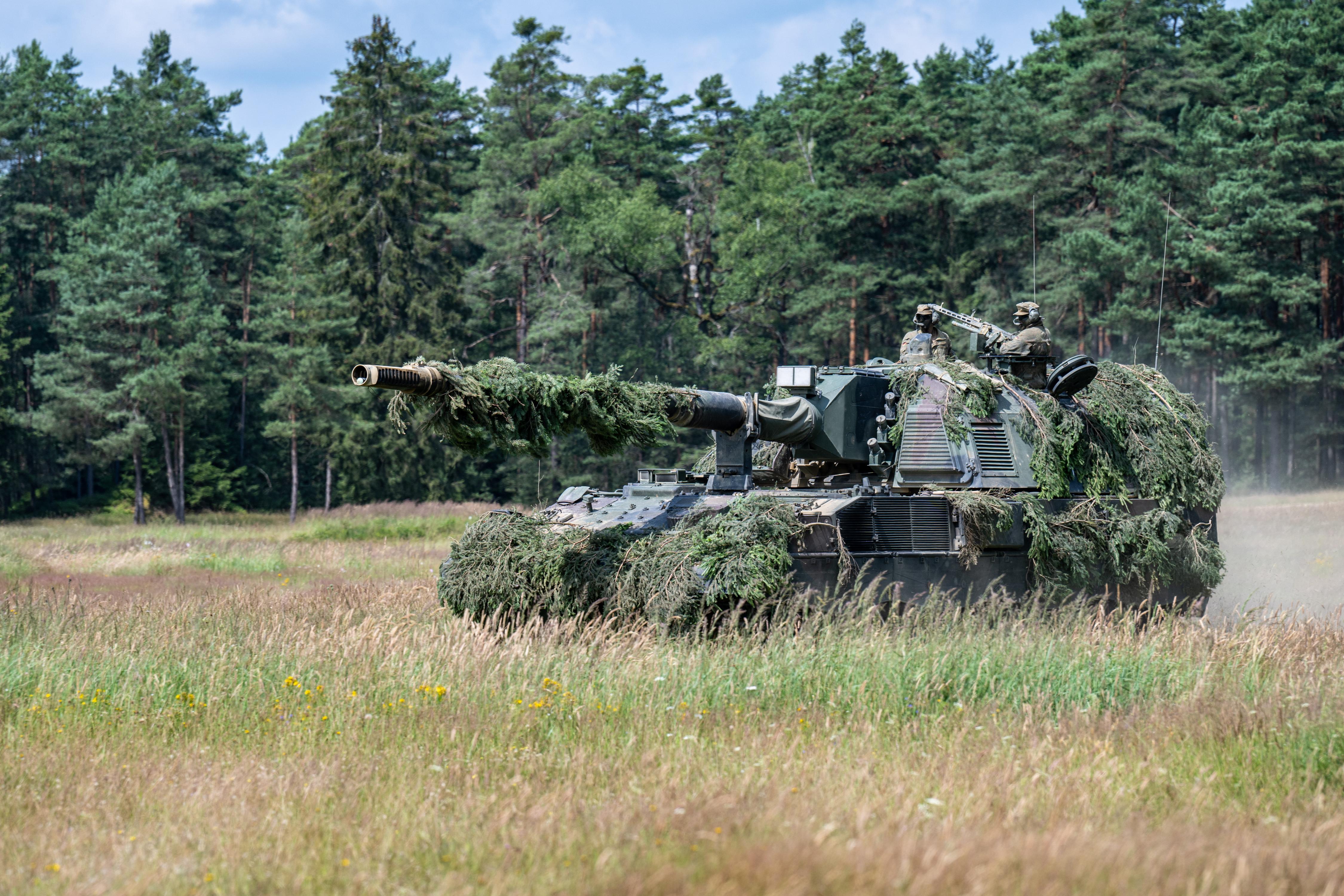 Eine Panzerhaubitze 2000 A2 fährt im Juni 2024 auf dem Gelände des Truppenübungsplatzes Weiden-Frauenricht.
