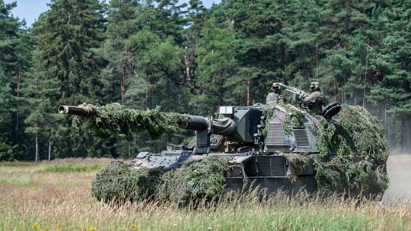 Eine Panzerhaubitze 2000 A2 fährt im Juni 2024 auf dem Gelände des Truppenübungsplatzes Weiden-Frauenricht.