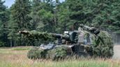 Eine Panzerhaubitze 2000 A2 fährt im Juni 2024 auf dem Gelände des Truppenübungsplatzes Weiden-Frauenricht. | Bild:picture alliance/dpa | Armin Weigel