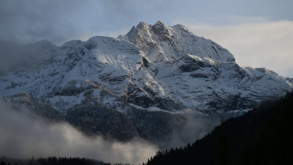 Schnee in den bayerischen Alpen - die Dreitorspitze im Wetterstein