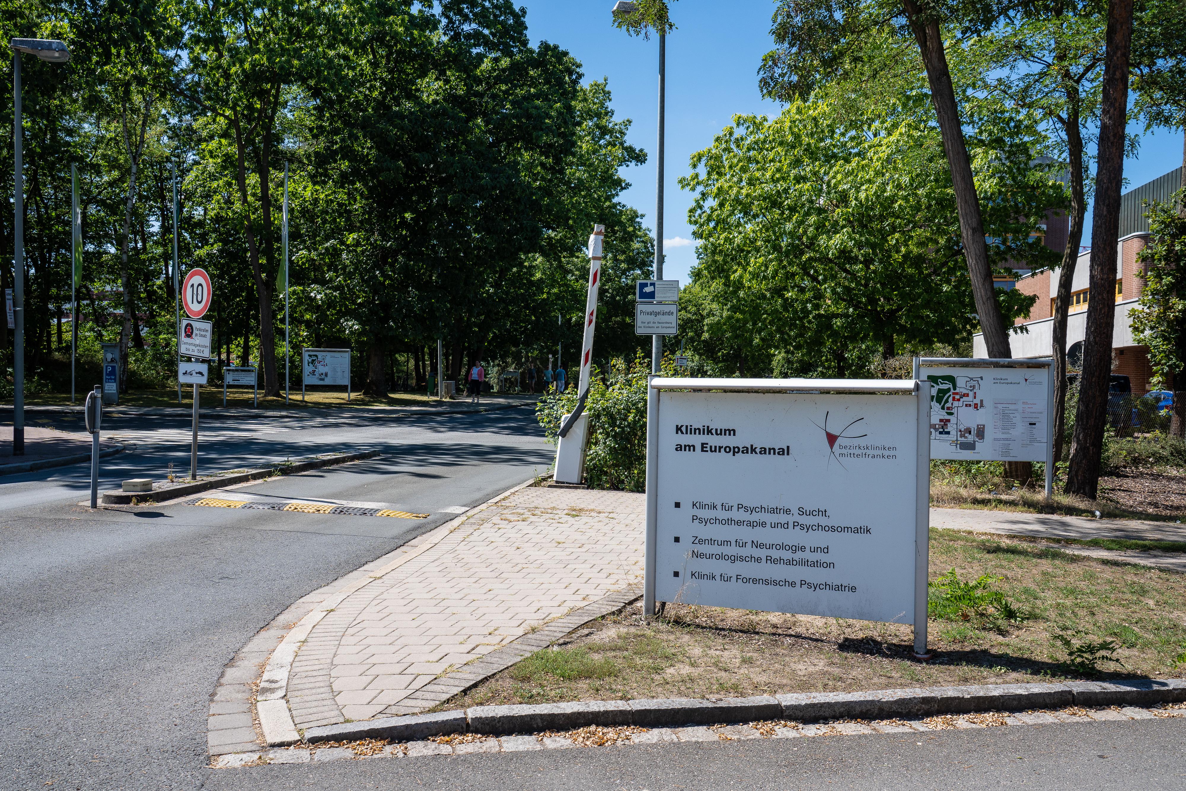 "Klinikum am Europakanal" steht auf einem Schild.
