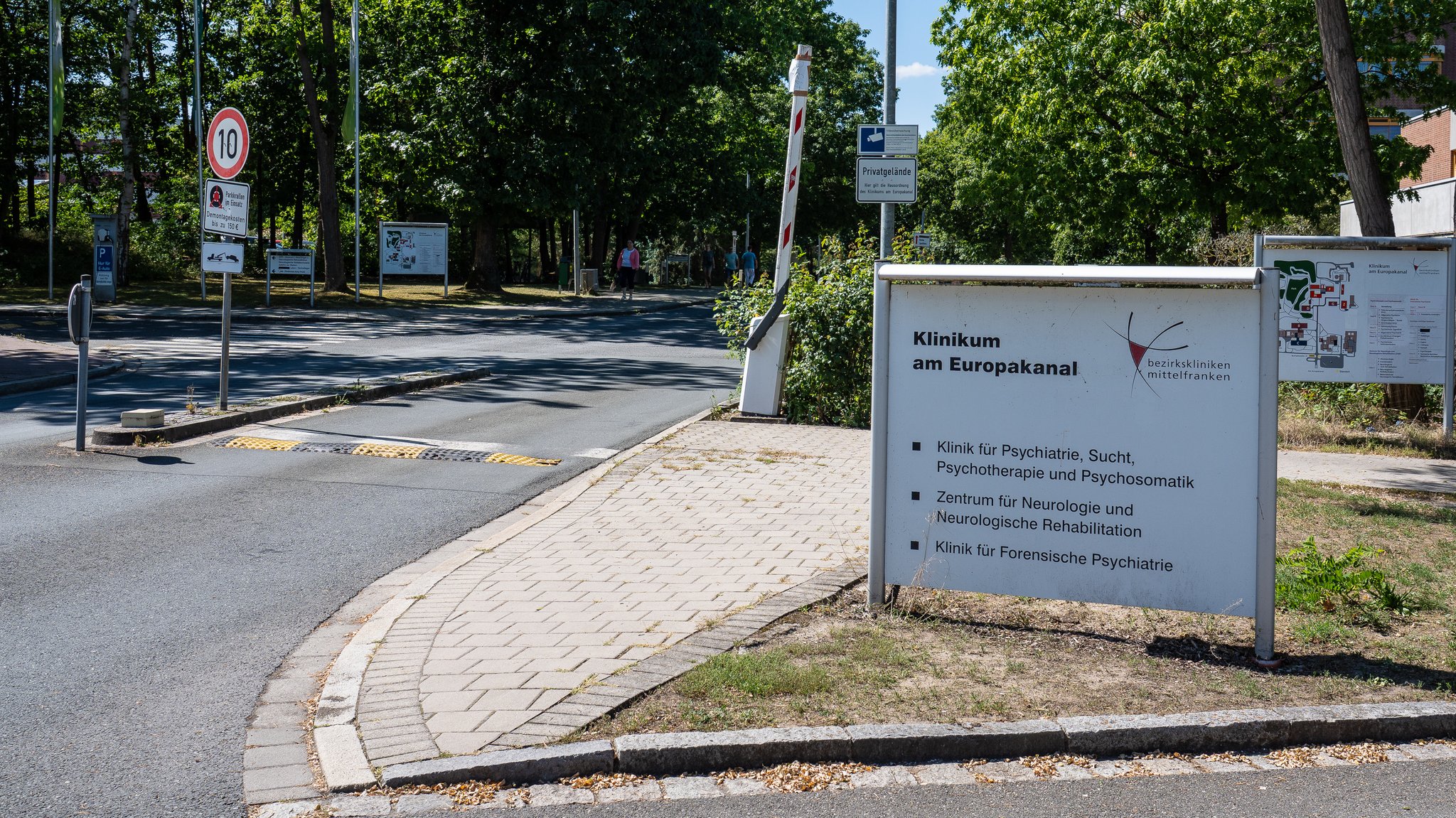 "Klinikum am Europakanal" steht auf einem Schild.