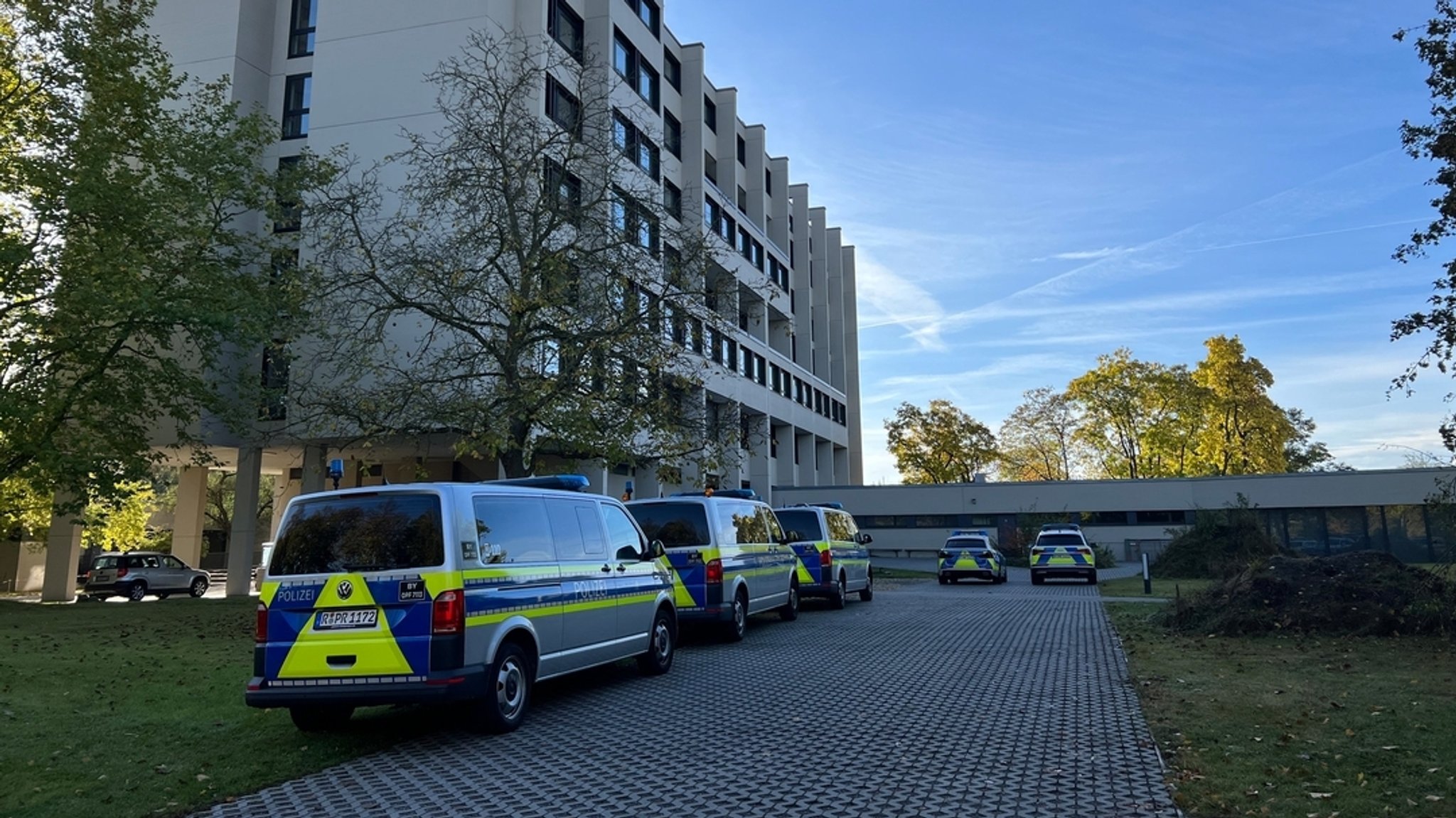 Polizeiautos stehen vor der Bischof Manfred Müller Schule in Regensburg