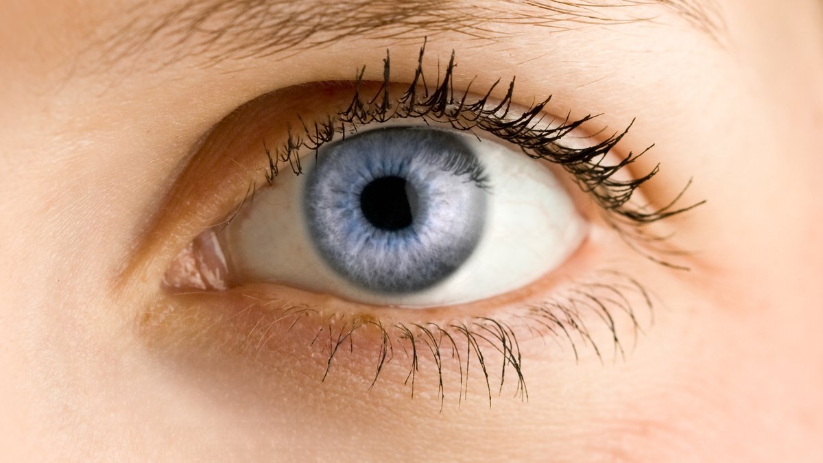 Auge mit blauer Pupille