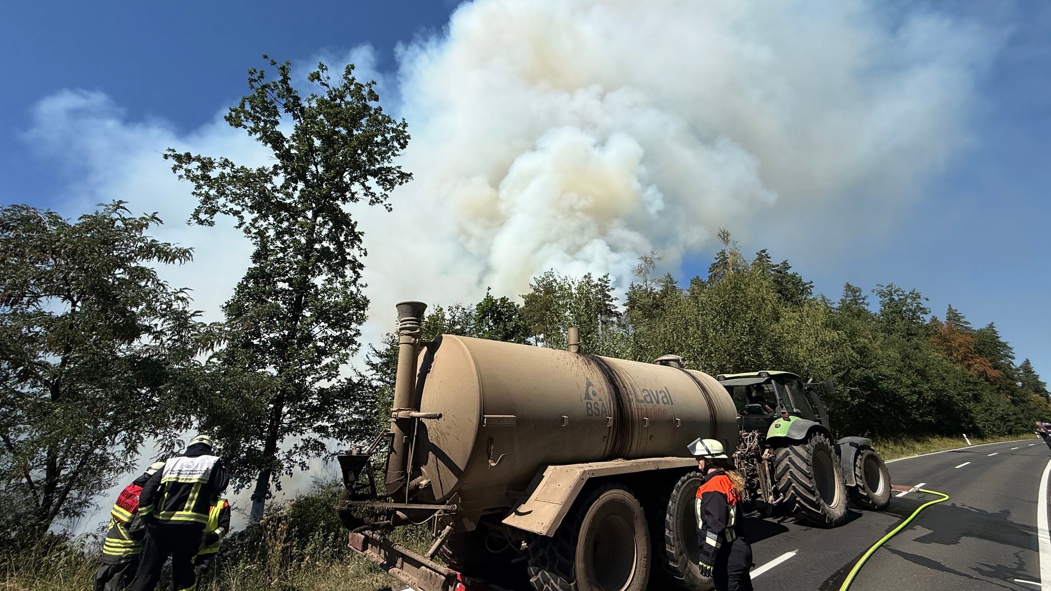 Einsatzkräfte löschen einen Waldbrand bei Oberhaid. 