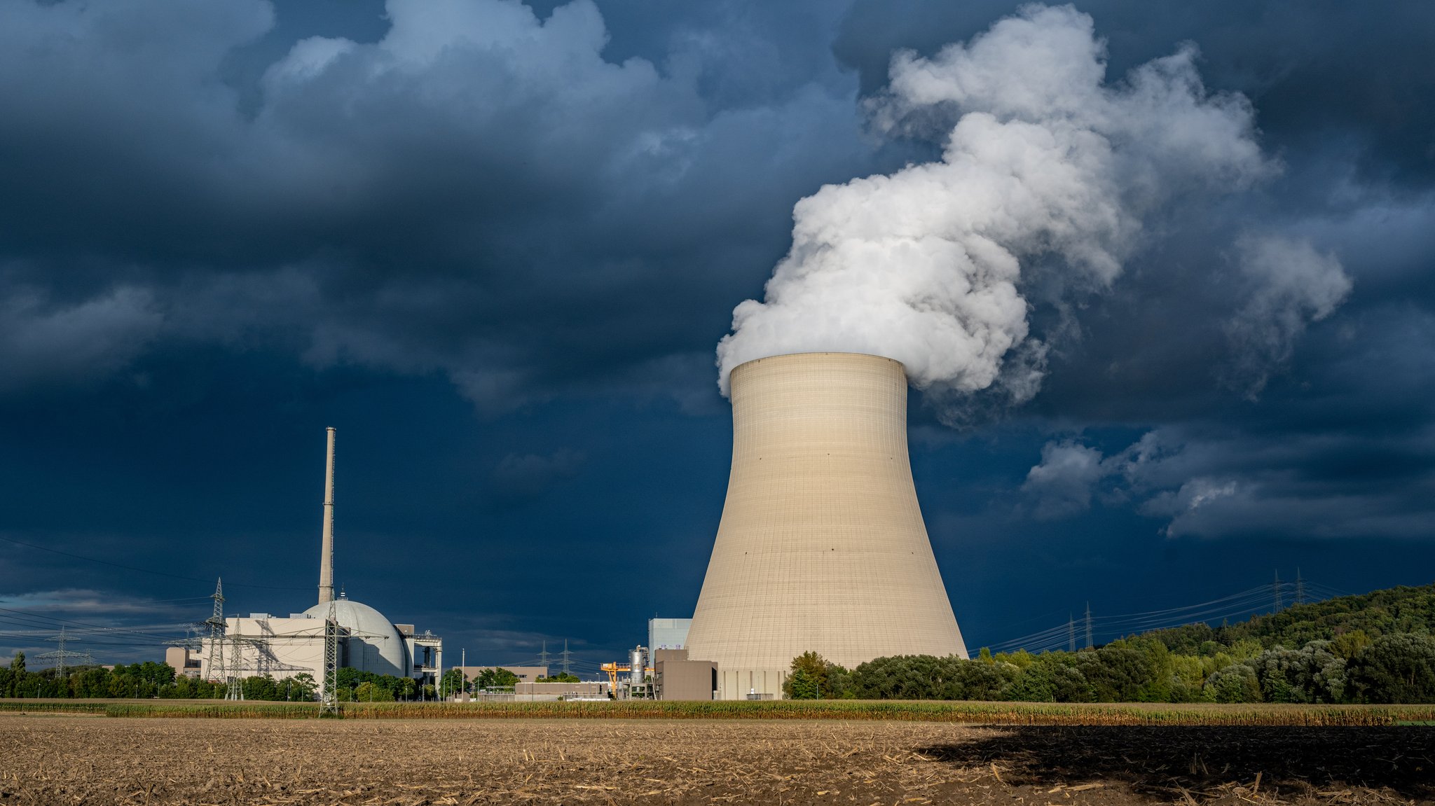 Wasserdampf steigt aus dem Kühlturm des Atomkraftwerks (AKW) Isar 2.