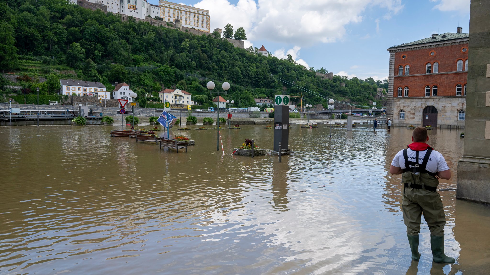 Eine Ente schwimmt bei Hochwasser in einer Gasse in der Dreiflüssestadt.