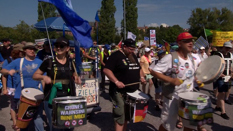 Unter dem Motto "Grüner Wahnsinn, ohne mich" hat in Aschaffenburg eine Demonstration stattgefunden. 