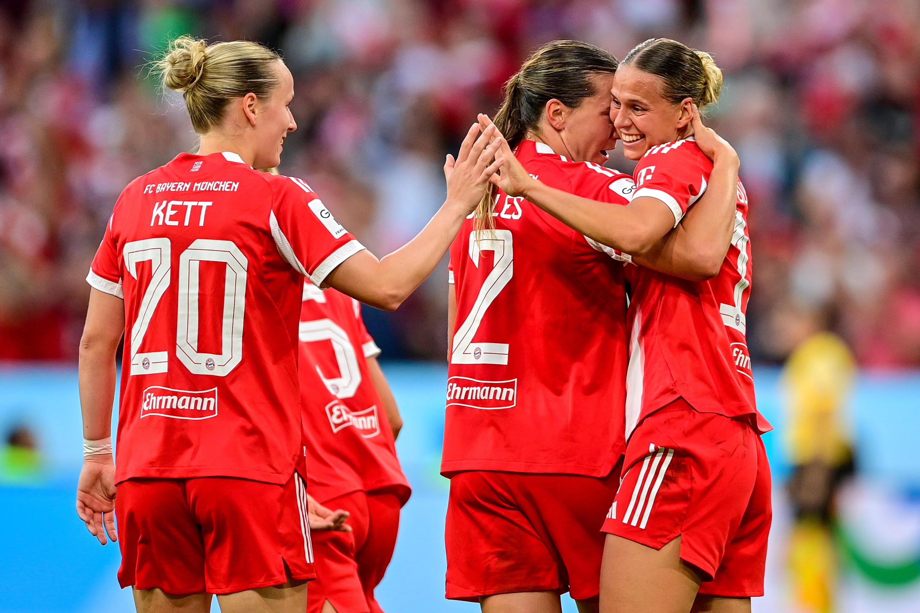 Franziska Kett, Vanessa Gilles, Klara Bühl mit Torjubel,